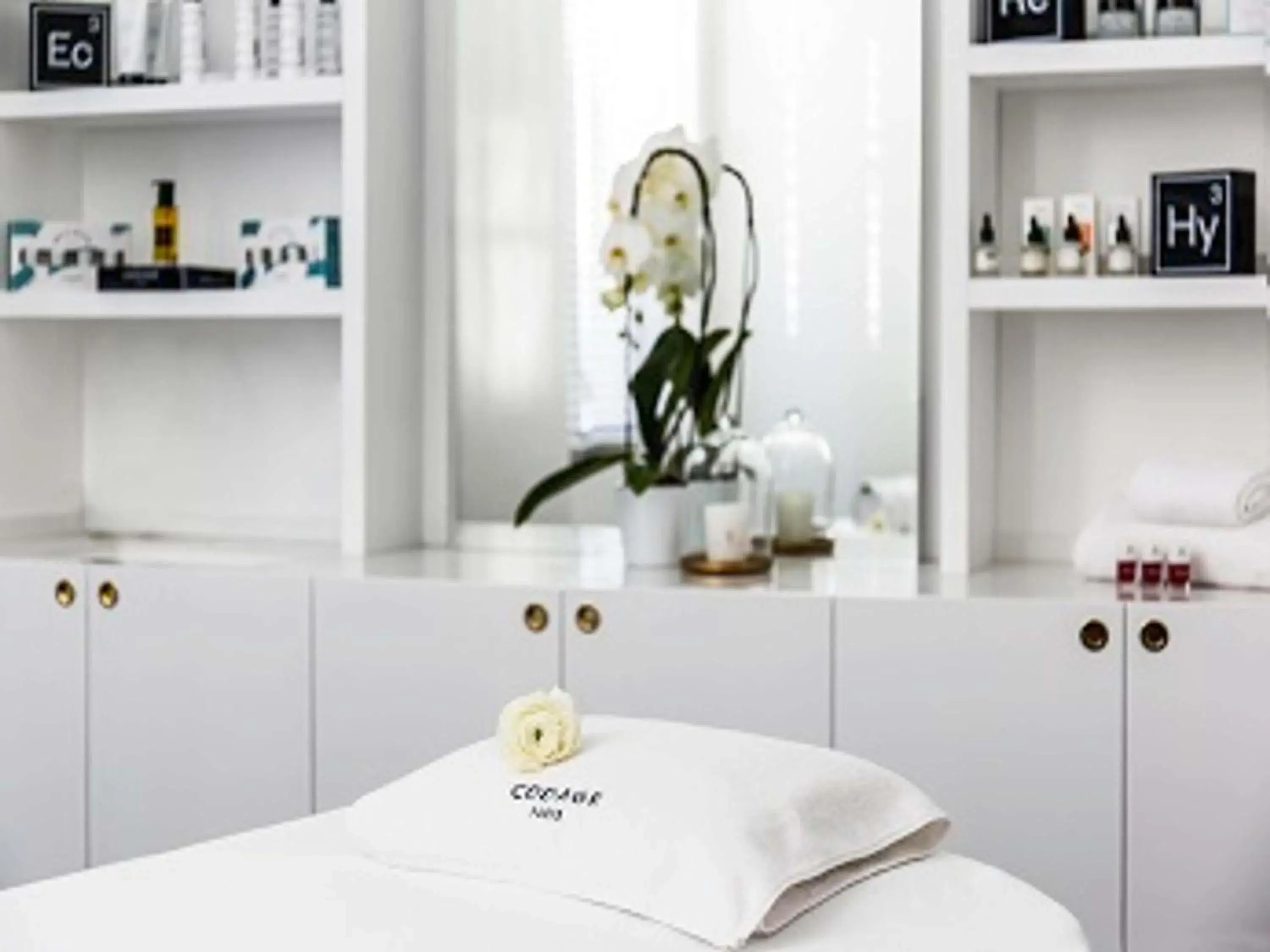 Property building, Bed in Carlton Hotel Lyon - MGallery Collection Property building, Bed in Carlton Hotel Lyon - MGallery Collection