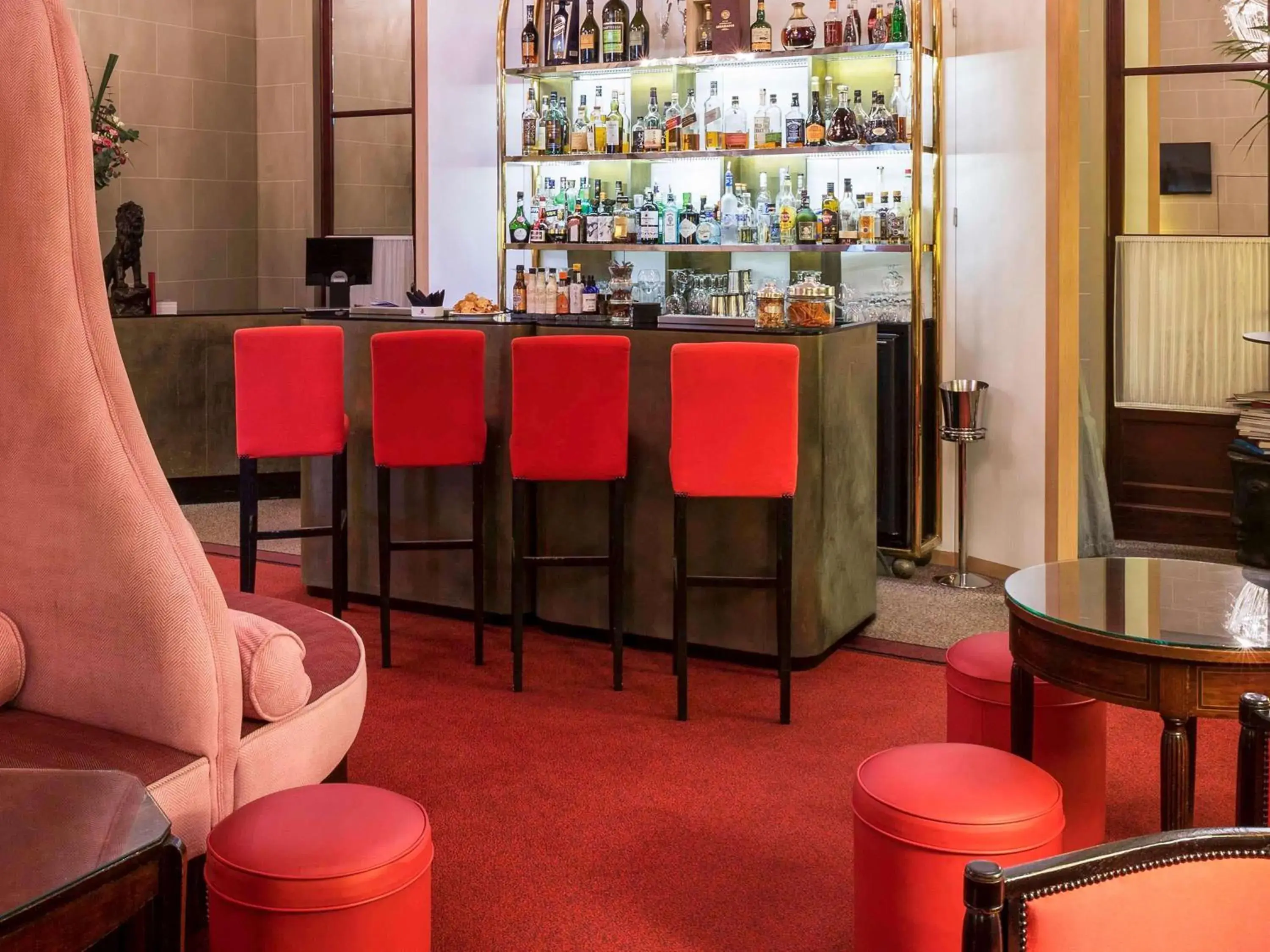 Lounge or bar in Carlton Hotel Lyon - MGallery Collection Lounge or bar in Carlton Hotel Lyon - MGallery Collection