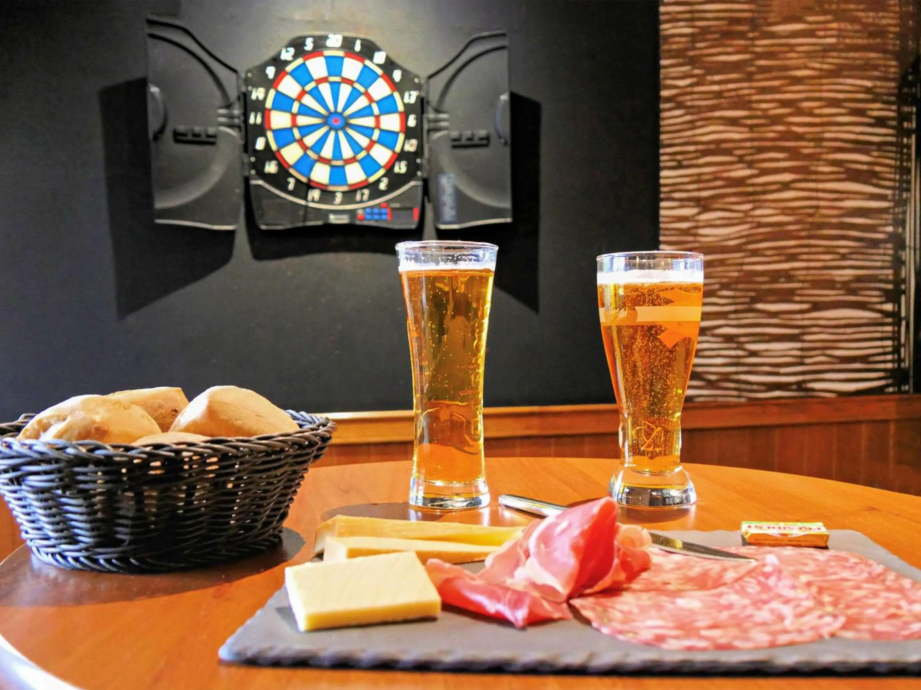 Lounge or bar in ibis Falaise Coeur de Normandie