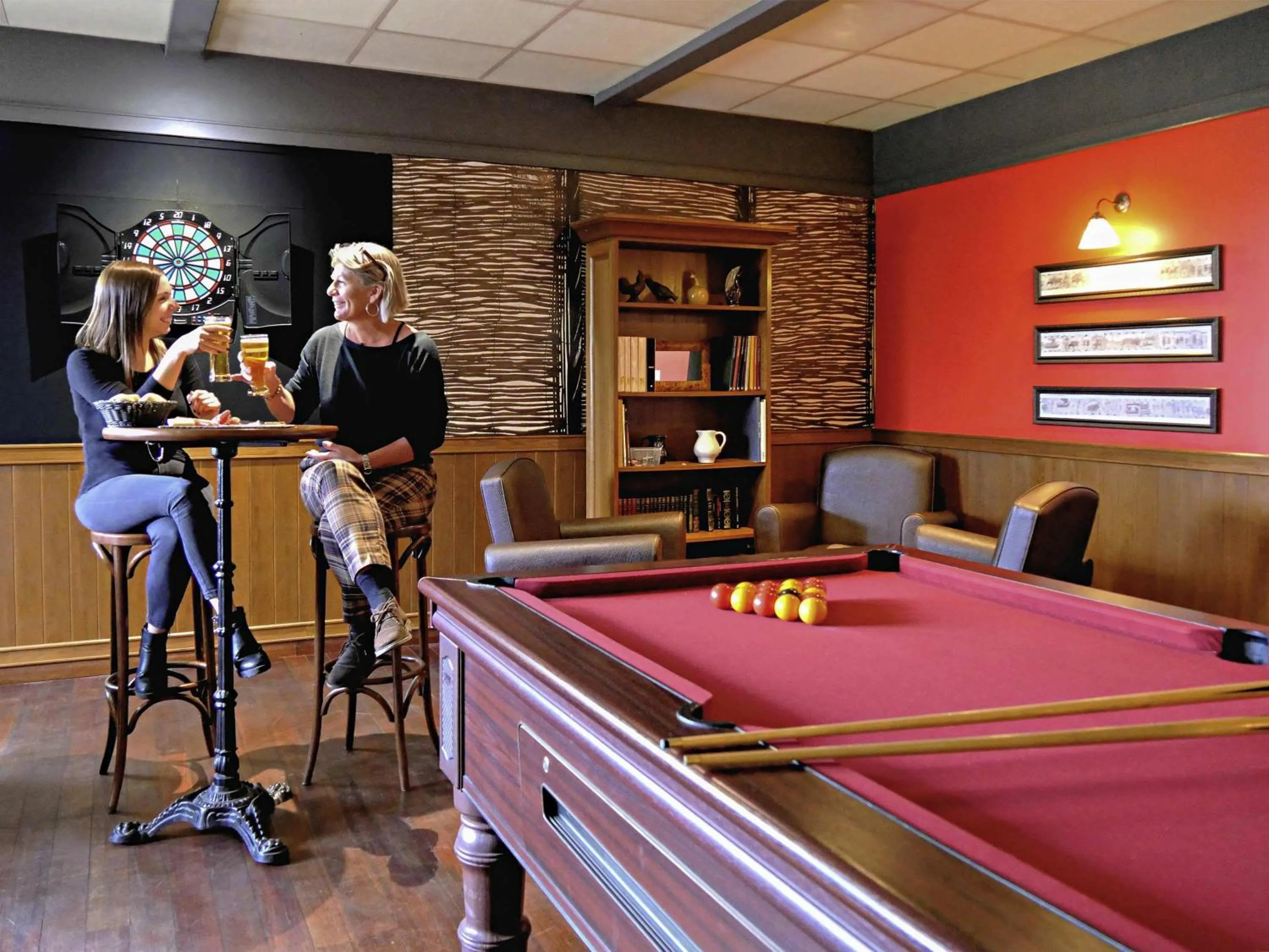 Lounge or bar in ibis Falaise Coeur de Normandie