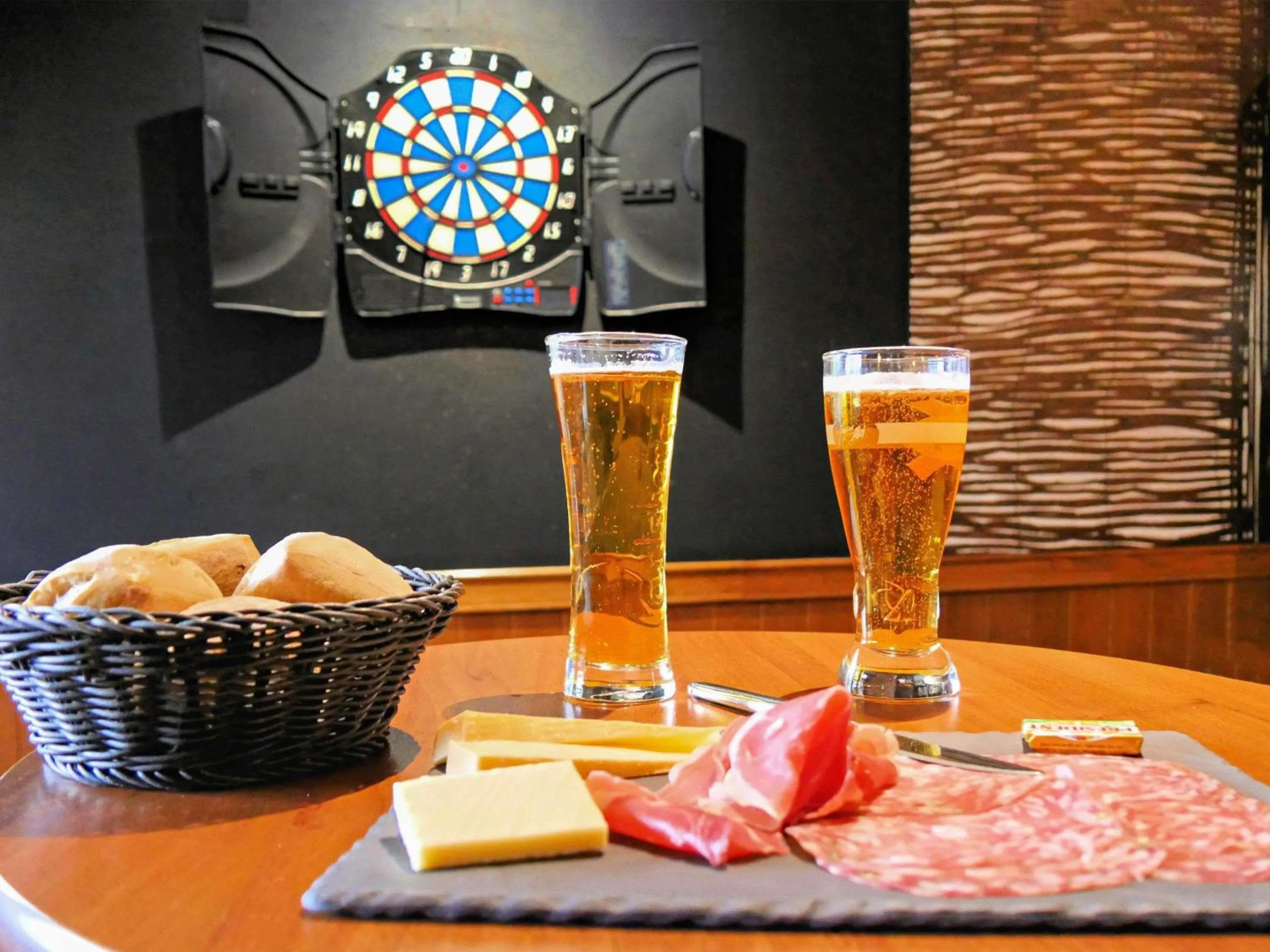 Lounge or bar in ibis Falaise Coeur de Normandie