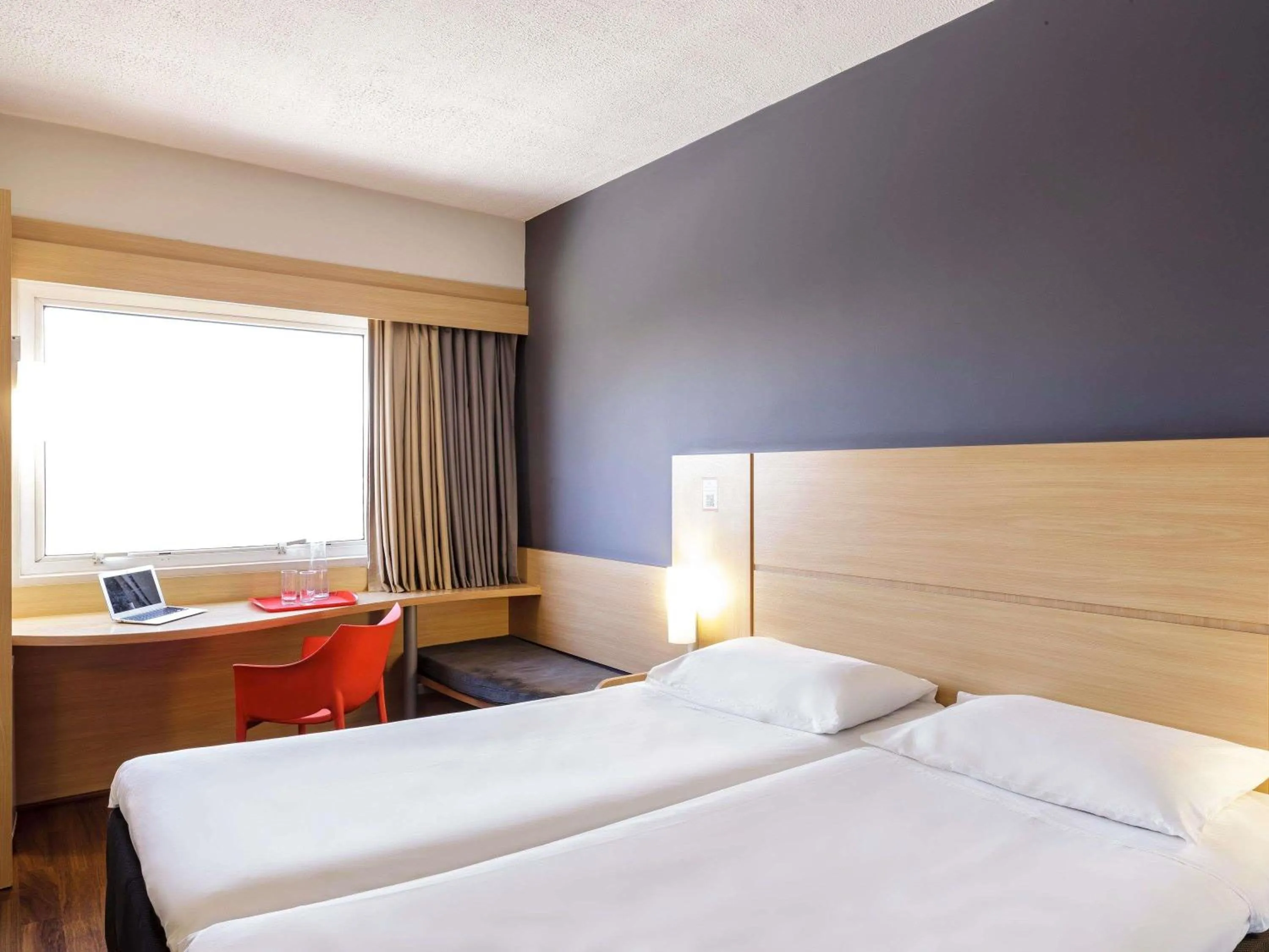 Property building, Bed in ibis Falaise Coeur de Normandie