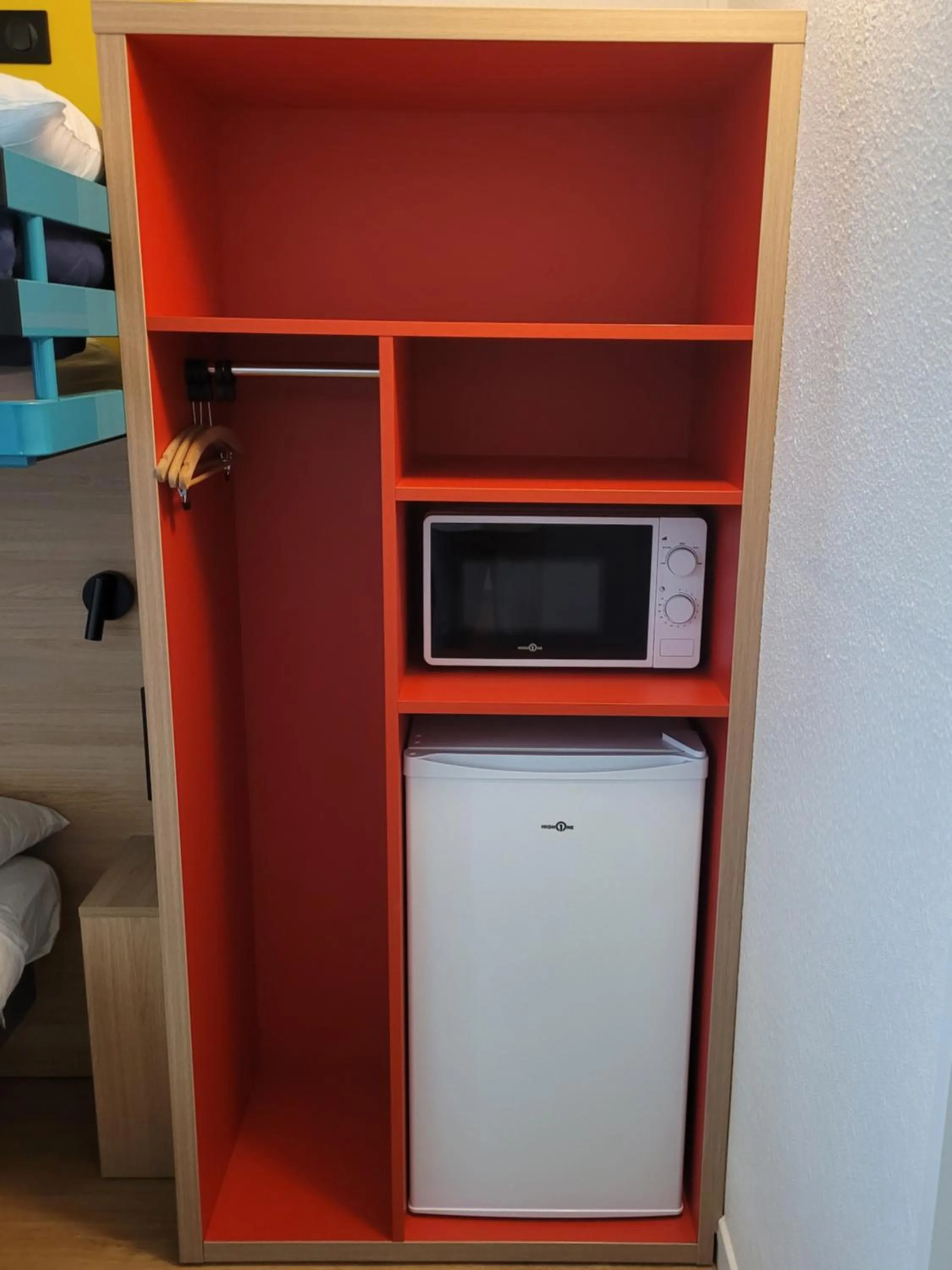 microwave in Premiere Classe Lyon Nord Dardilly