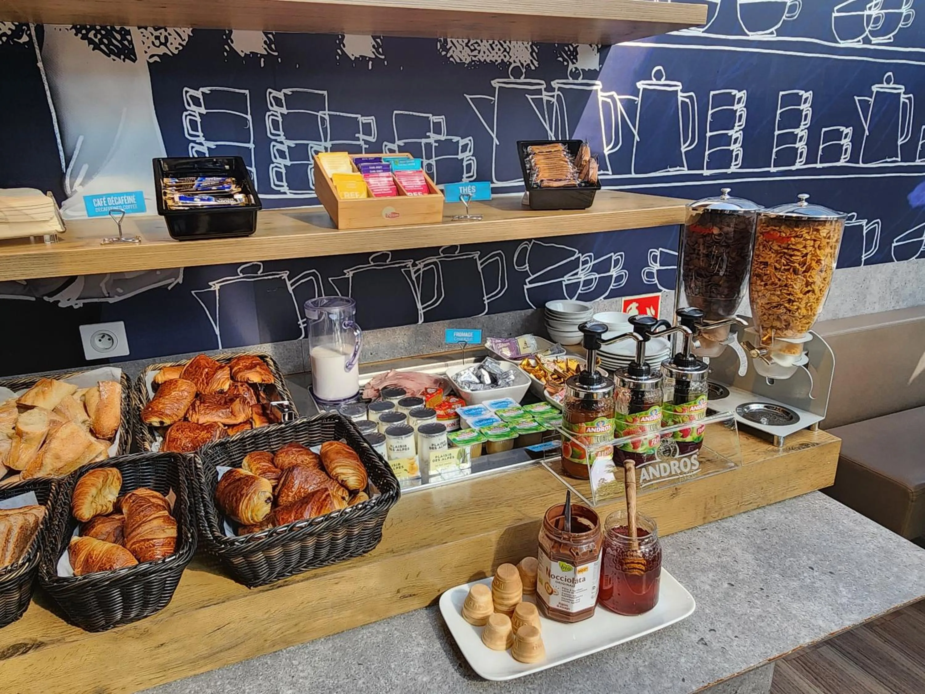 Food and drinks in Premiere Classe Lyon Nord Dardilly