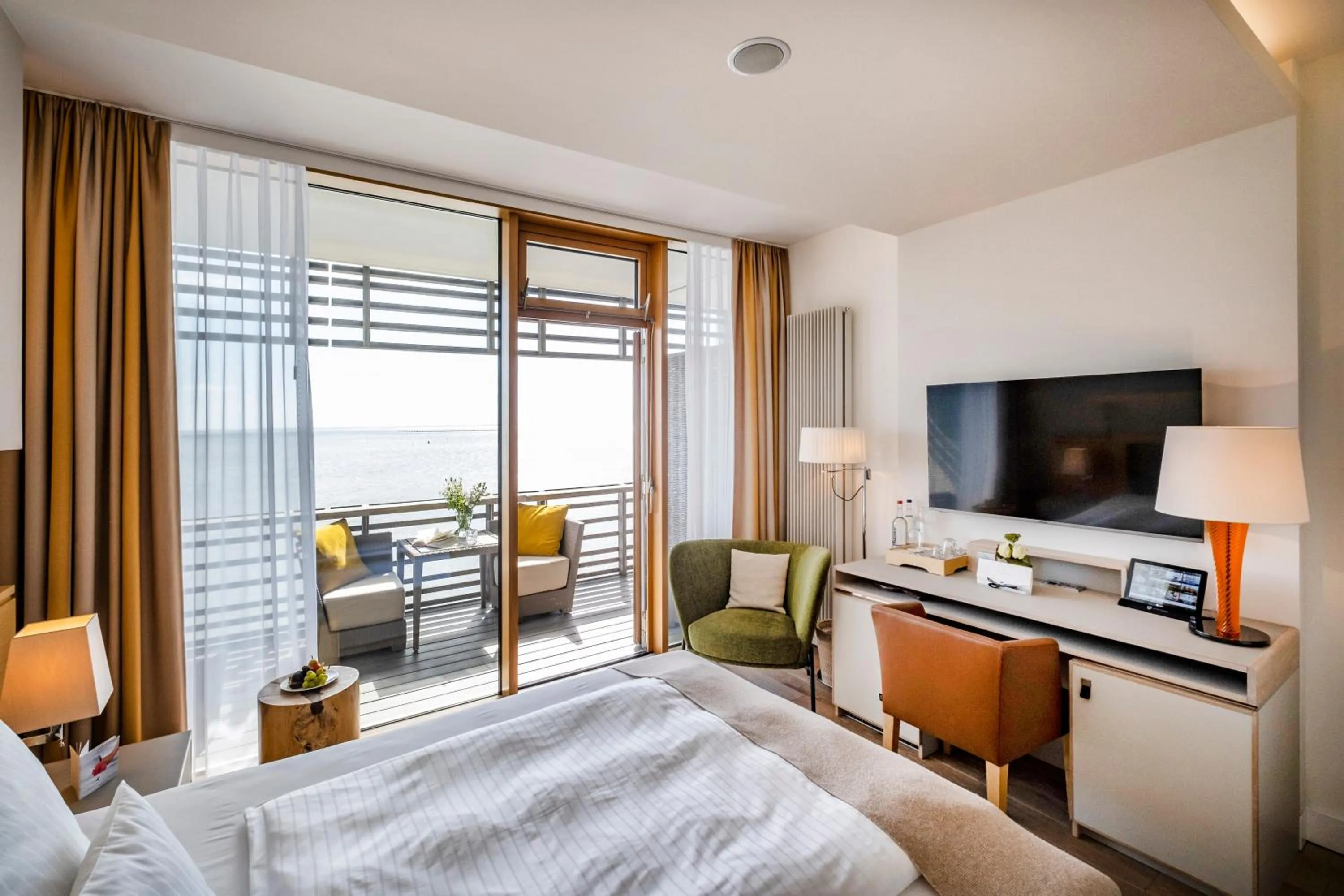 TV and multimedia, Bed in BUDERSAND Hotel - Golf & Spa - Sylt