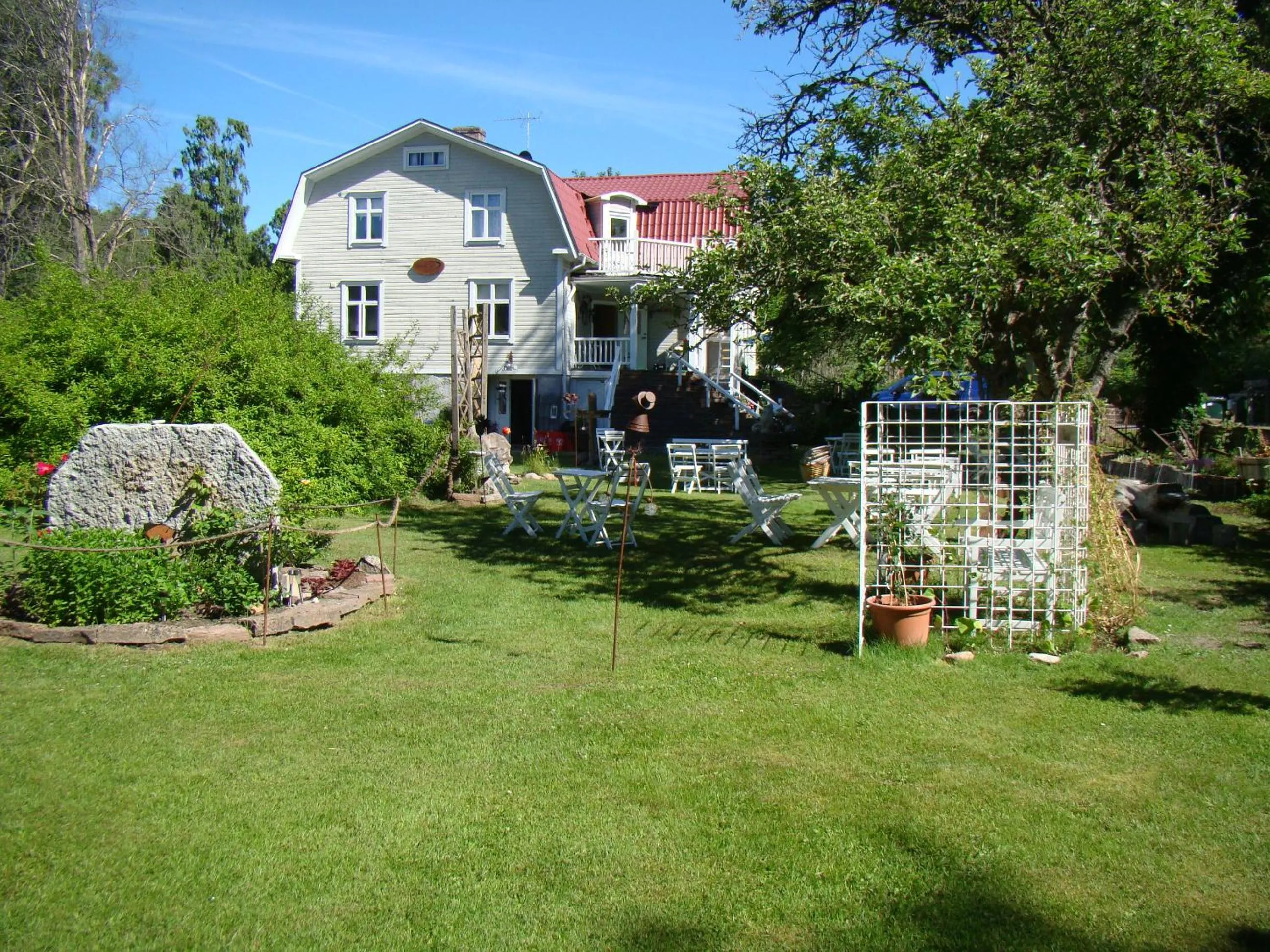 Garden in ÖlandsRo B&B