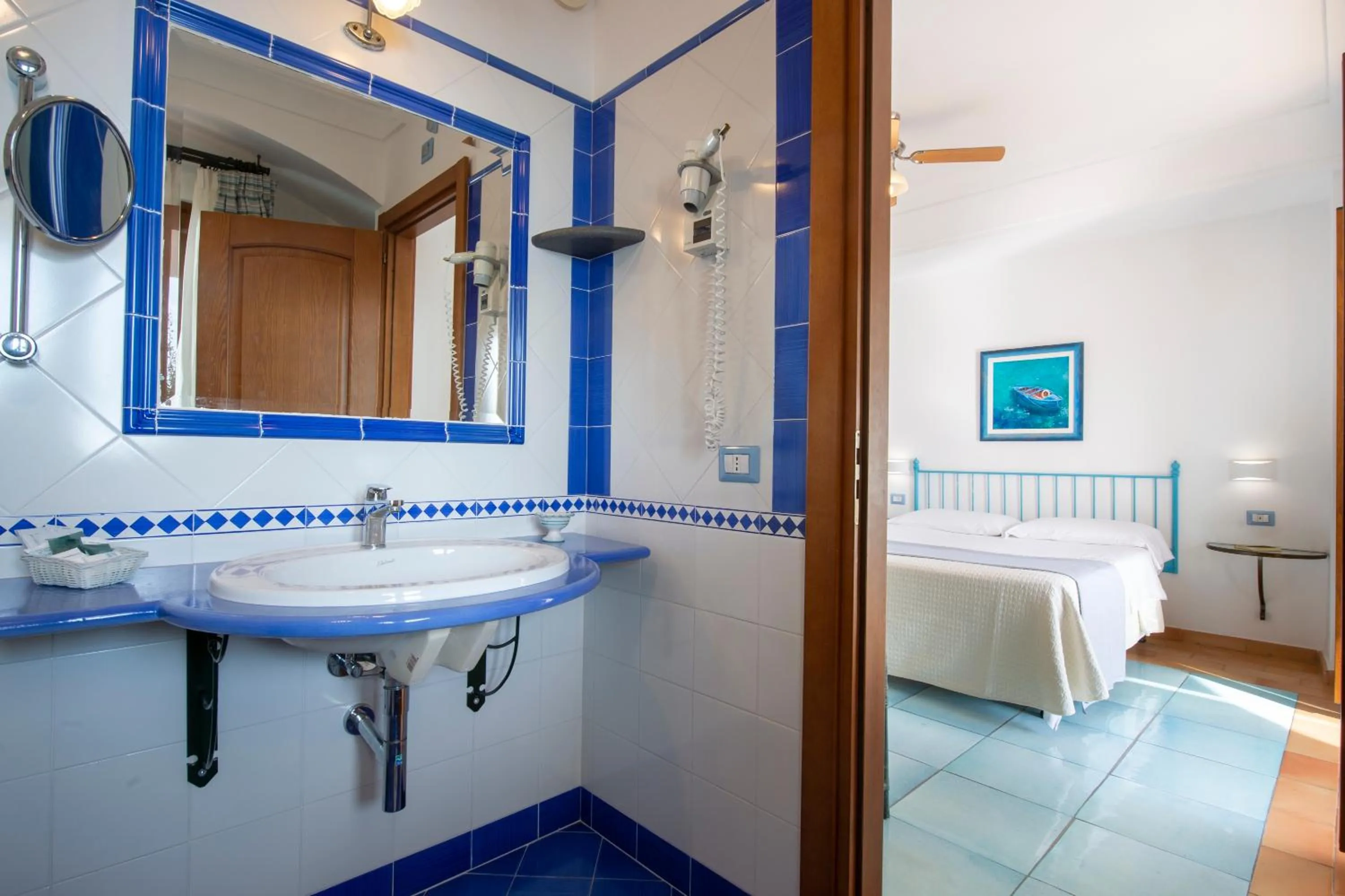 Bathroom, Bed in Maresca Hotel Praiano