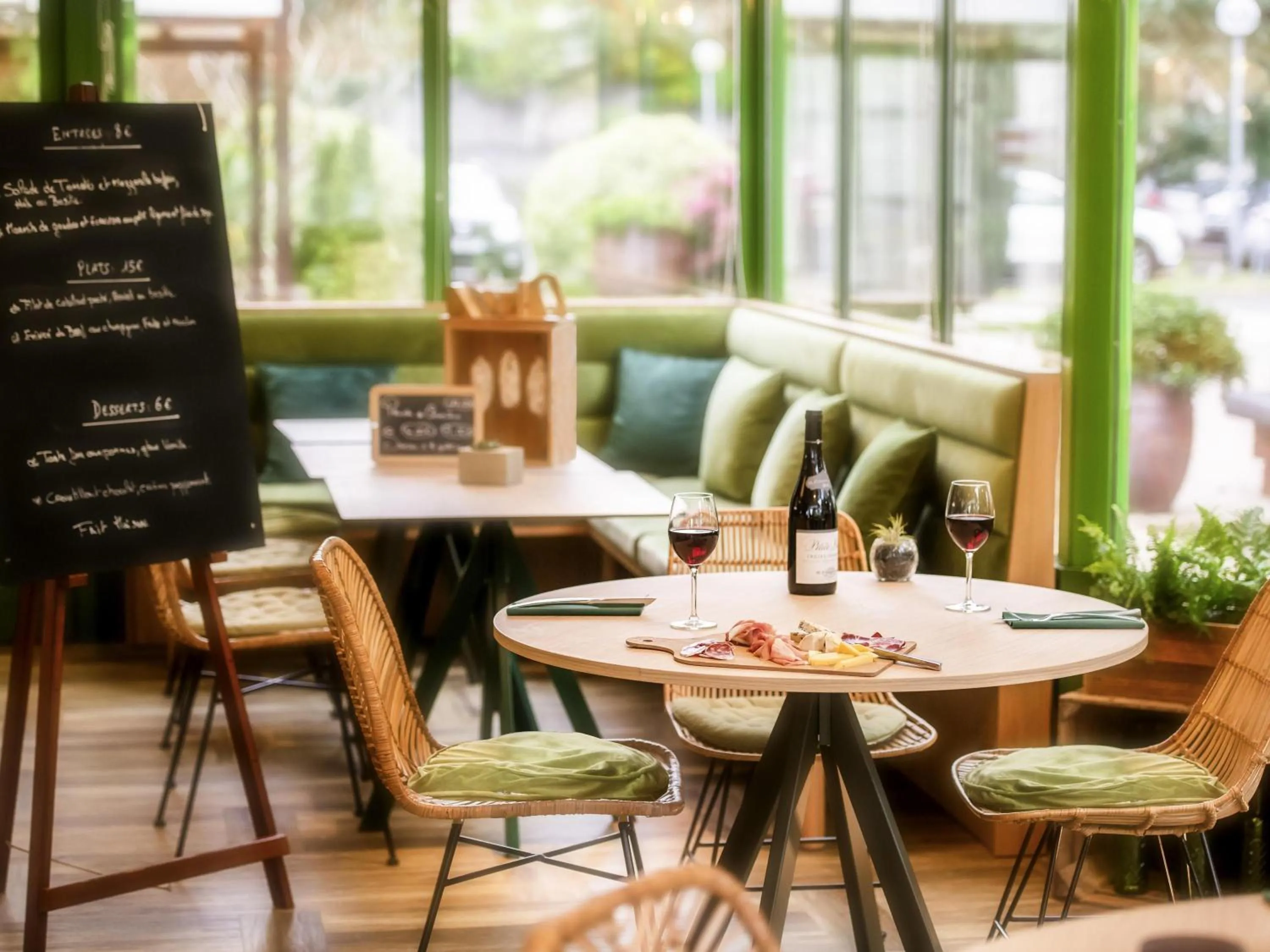 Restaurant/places to eat in Mercure Niort Marais Poitevin