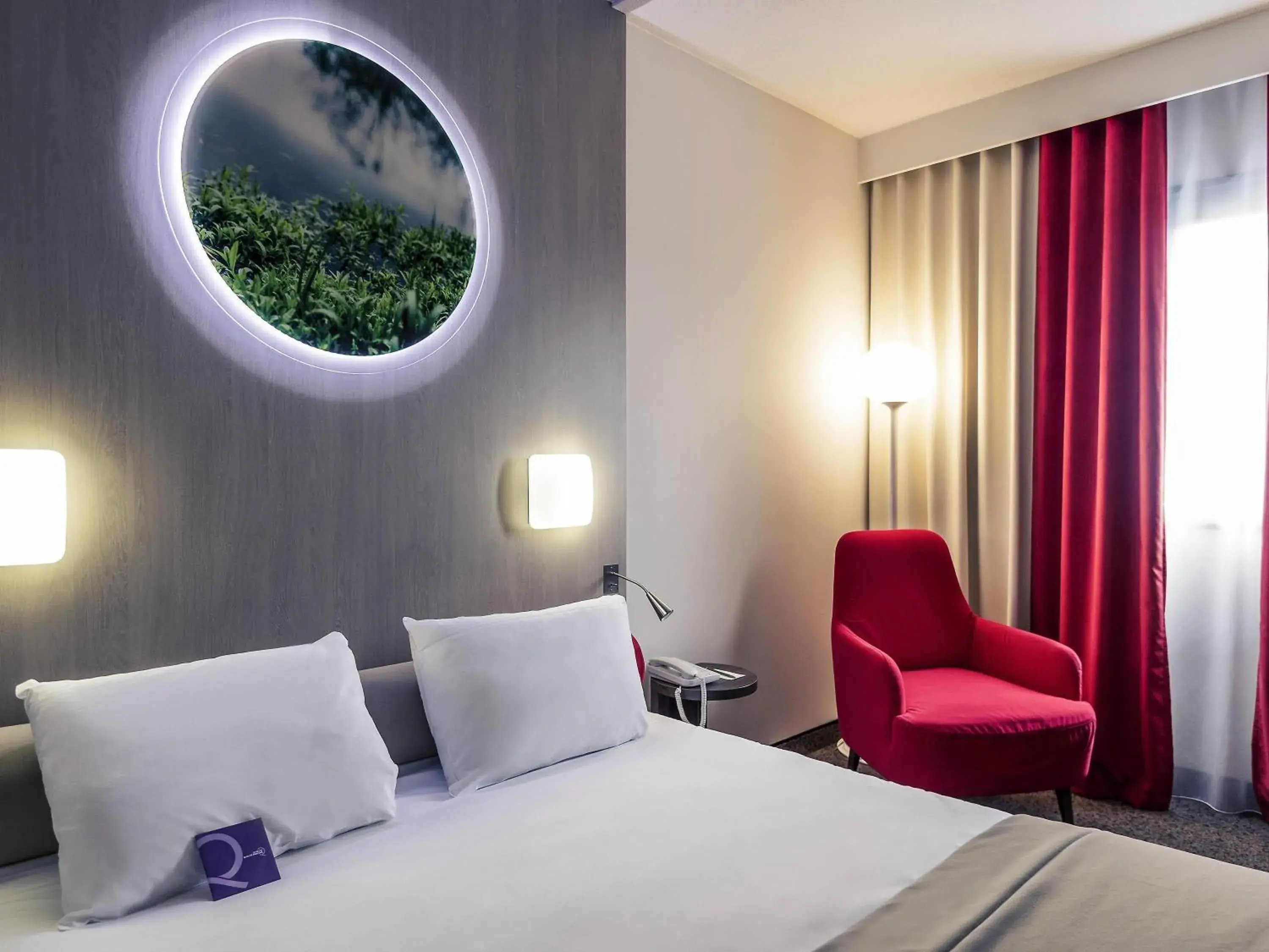 Bedroom, Bed in Mercure Niort Marais Poitevin Bedroom, Bed in Mercure Niort Marais Poitevin