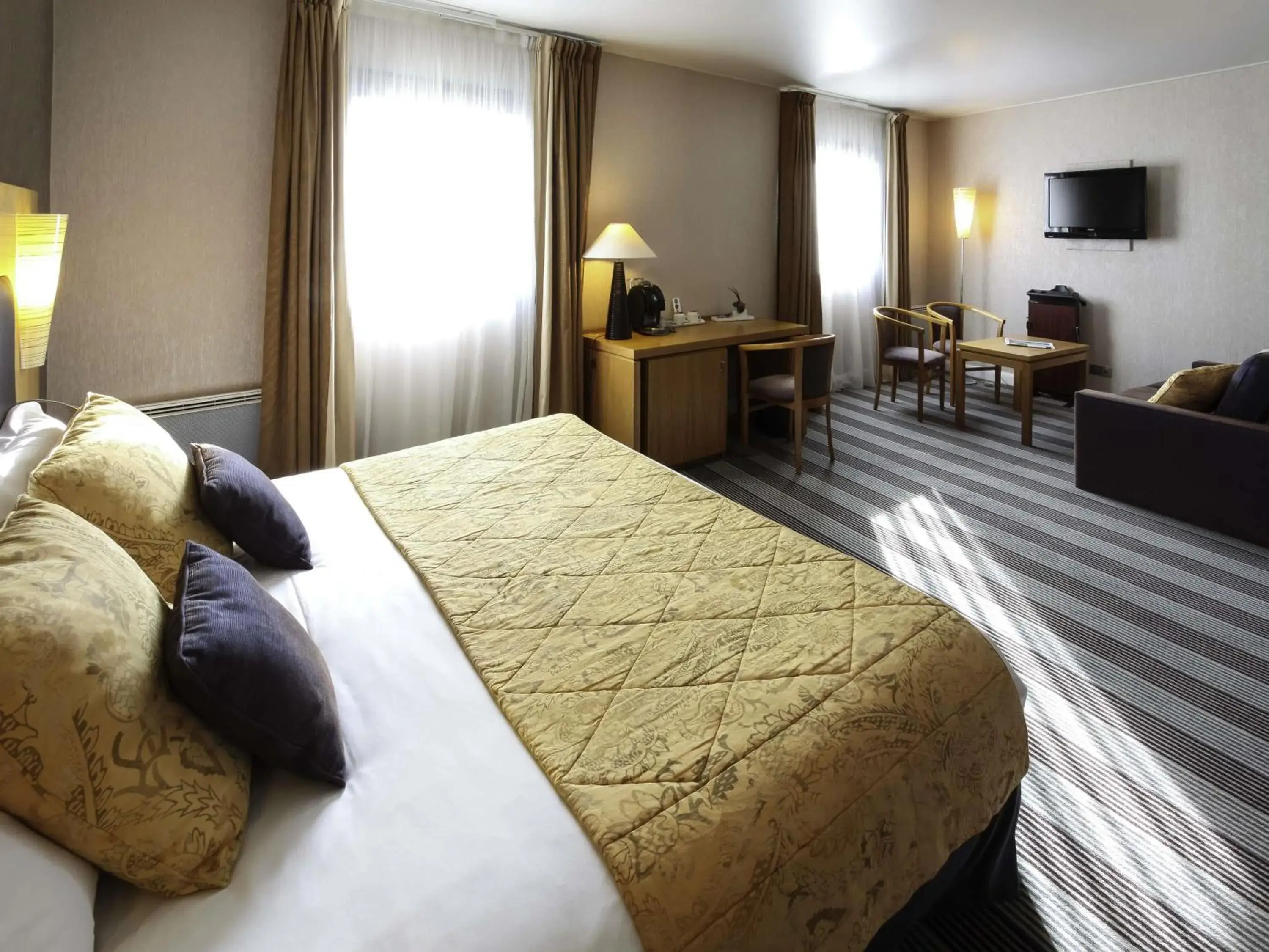 Bedroom, Bed in Mercure Niort Marais Poitevin Bedroom, Bed in Mercure Niort Marais Poitevin