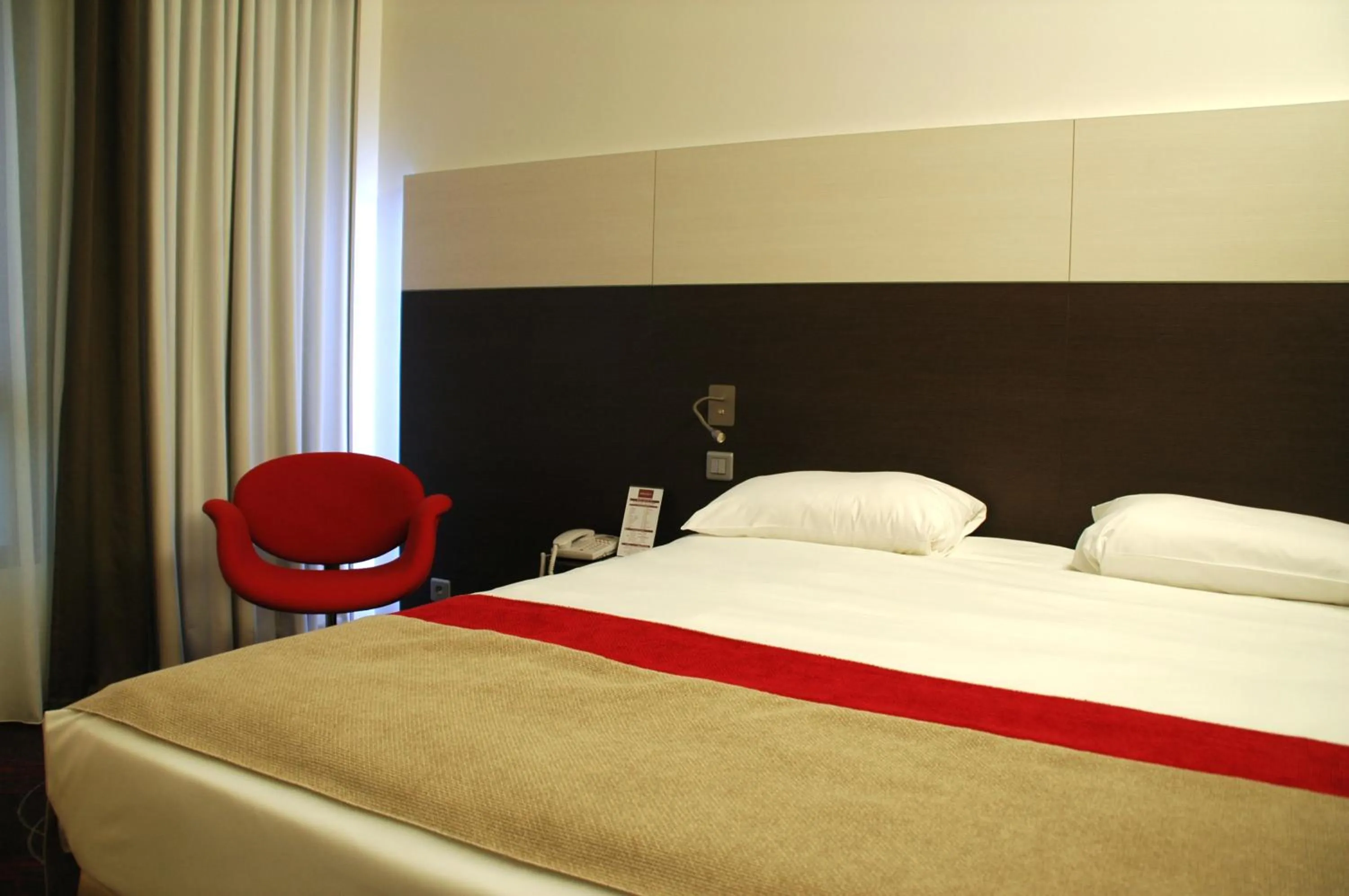 Bedroom, Bed in Mercure Niort Marais Poitevin