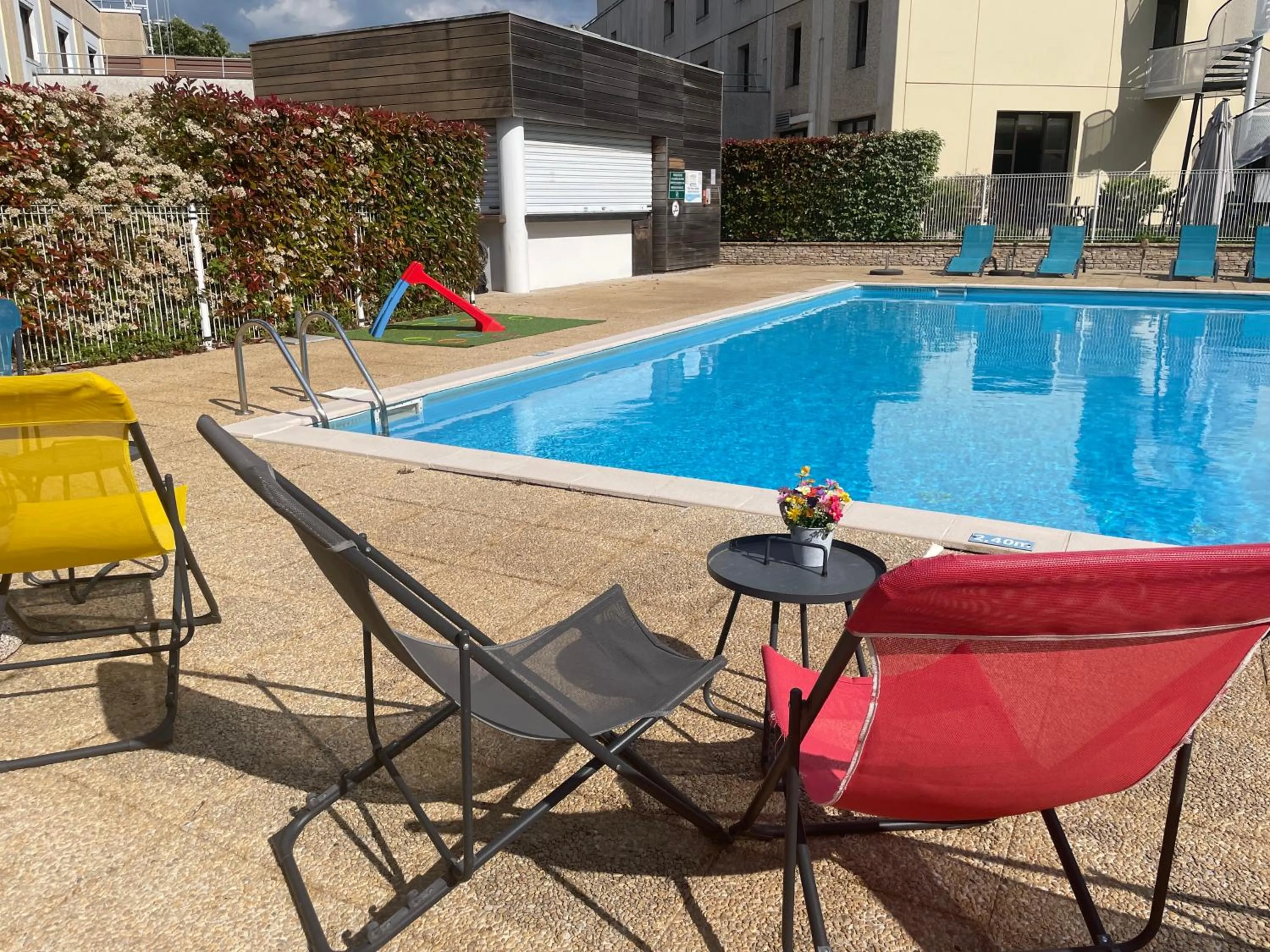 Swimming pool in Mercure Niort Marais Poitevin