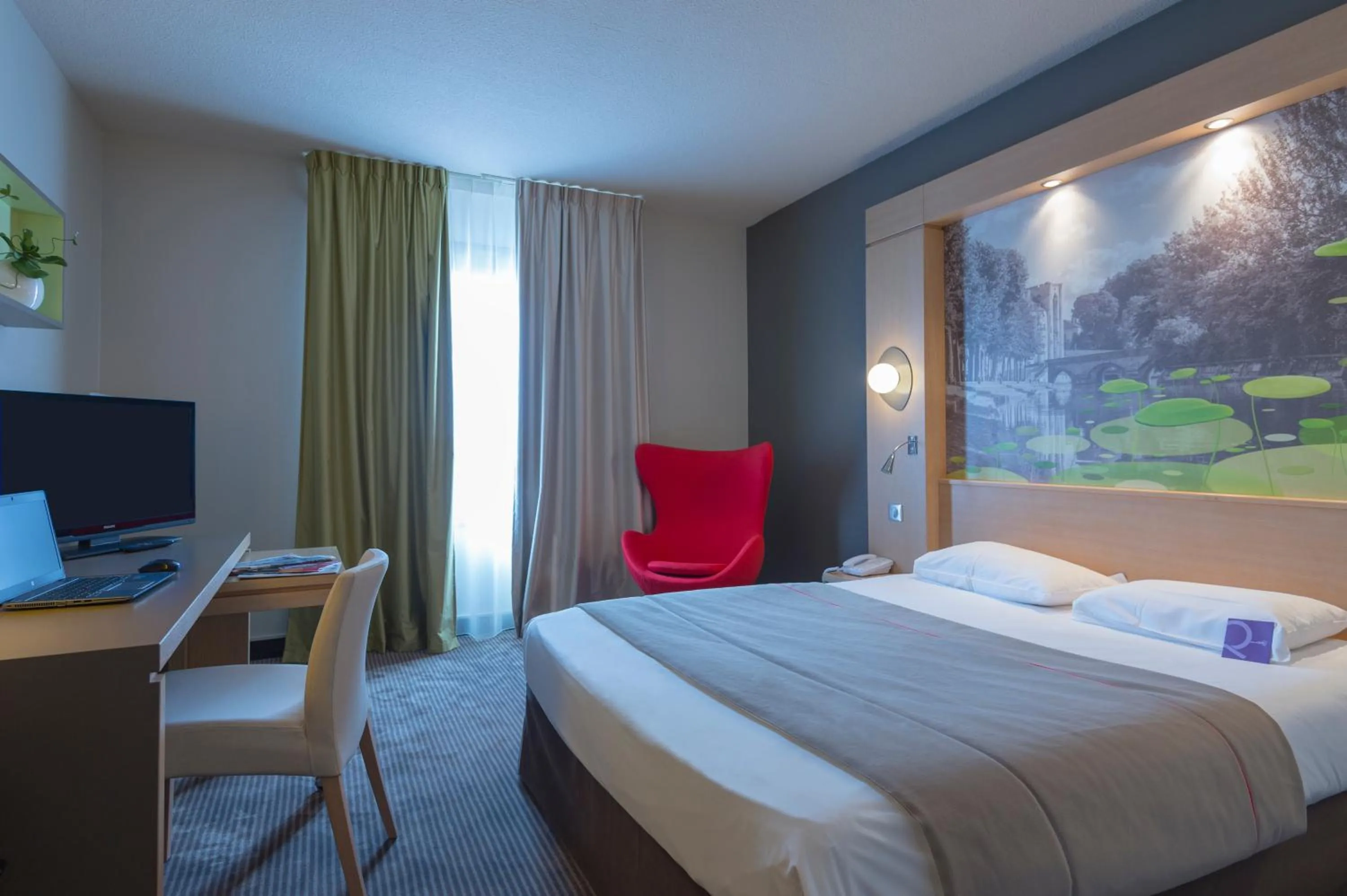 Bedroom, Bed in Mercure Niort Marais Poitevin