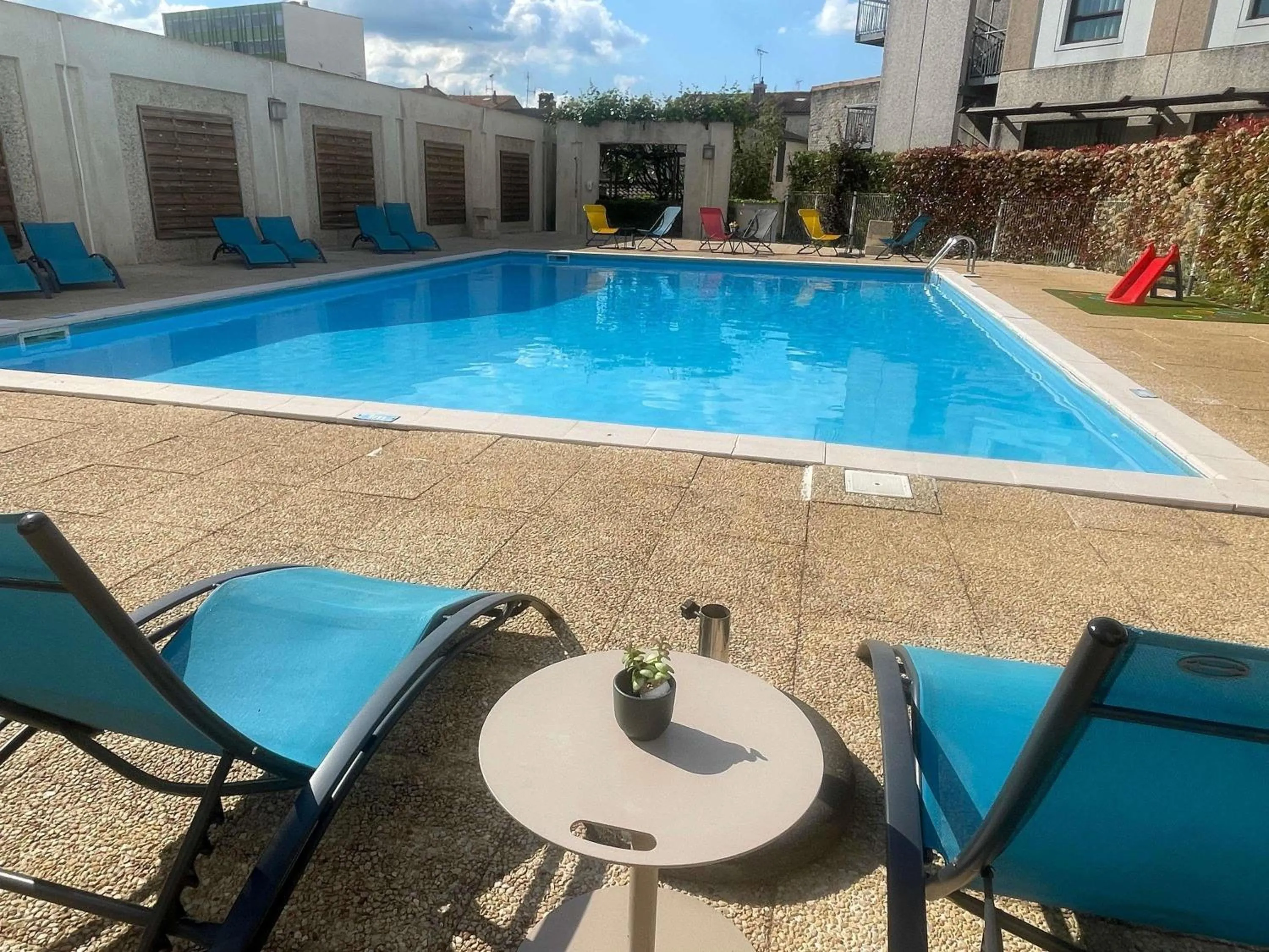 Pool view in Mercure Niort Marais Poitevin