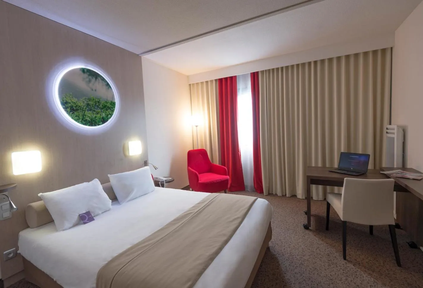 Photo of the whole room, Bed in Mercure Niort Marais Poitevin