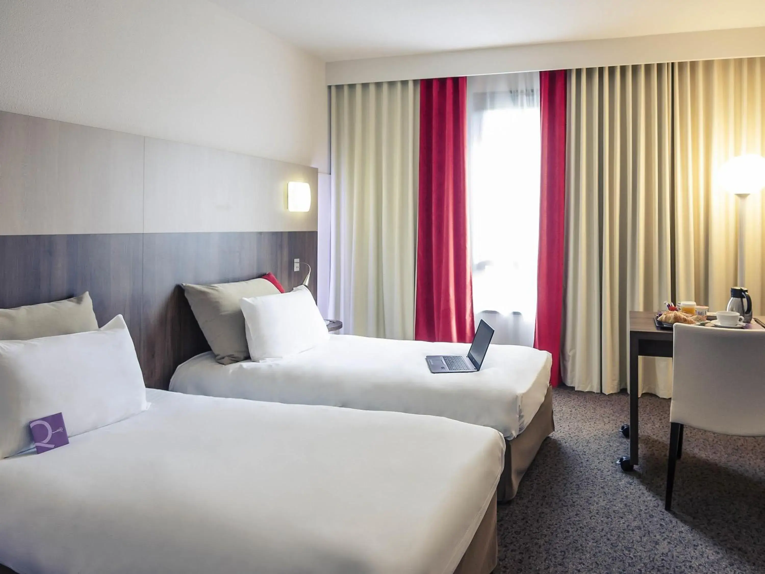 Bedroom, Bed in Mercure Niort Marais Poitevin Bedroom, Bed in Mercure Niort Marais Poitevin