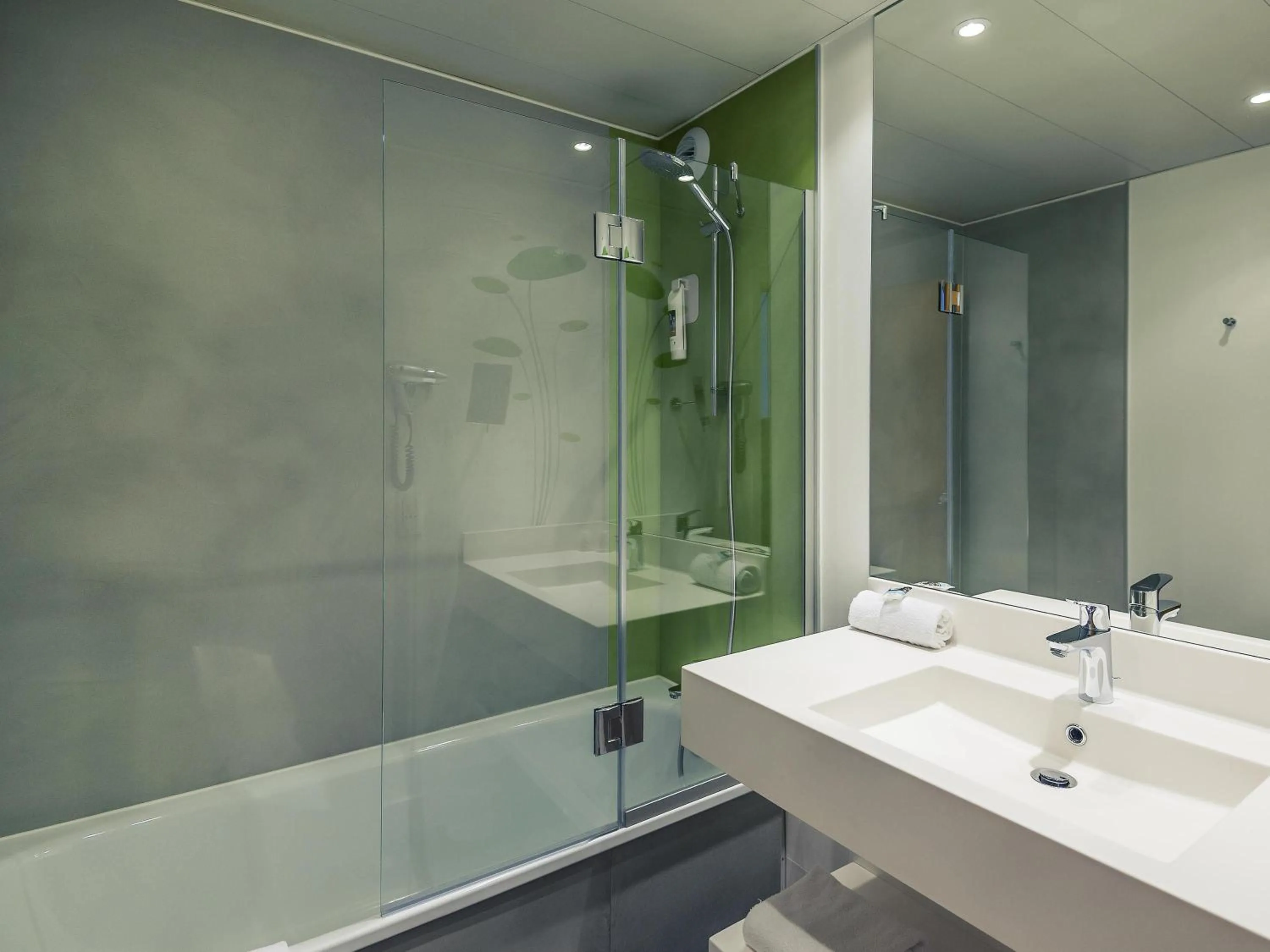 Bedroom in Mercure Niort Marais Poitevin