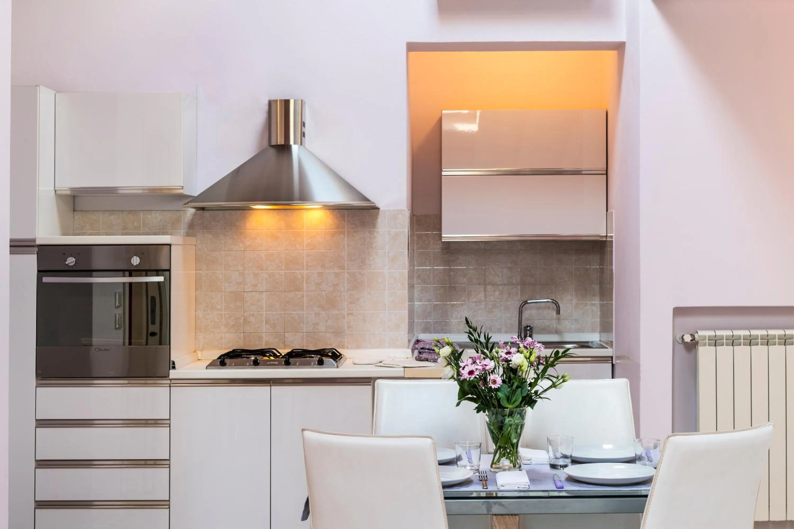 Kitchen or kitchenette in Flowers Apartments