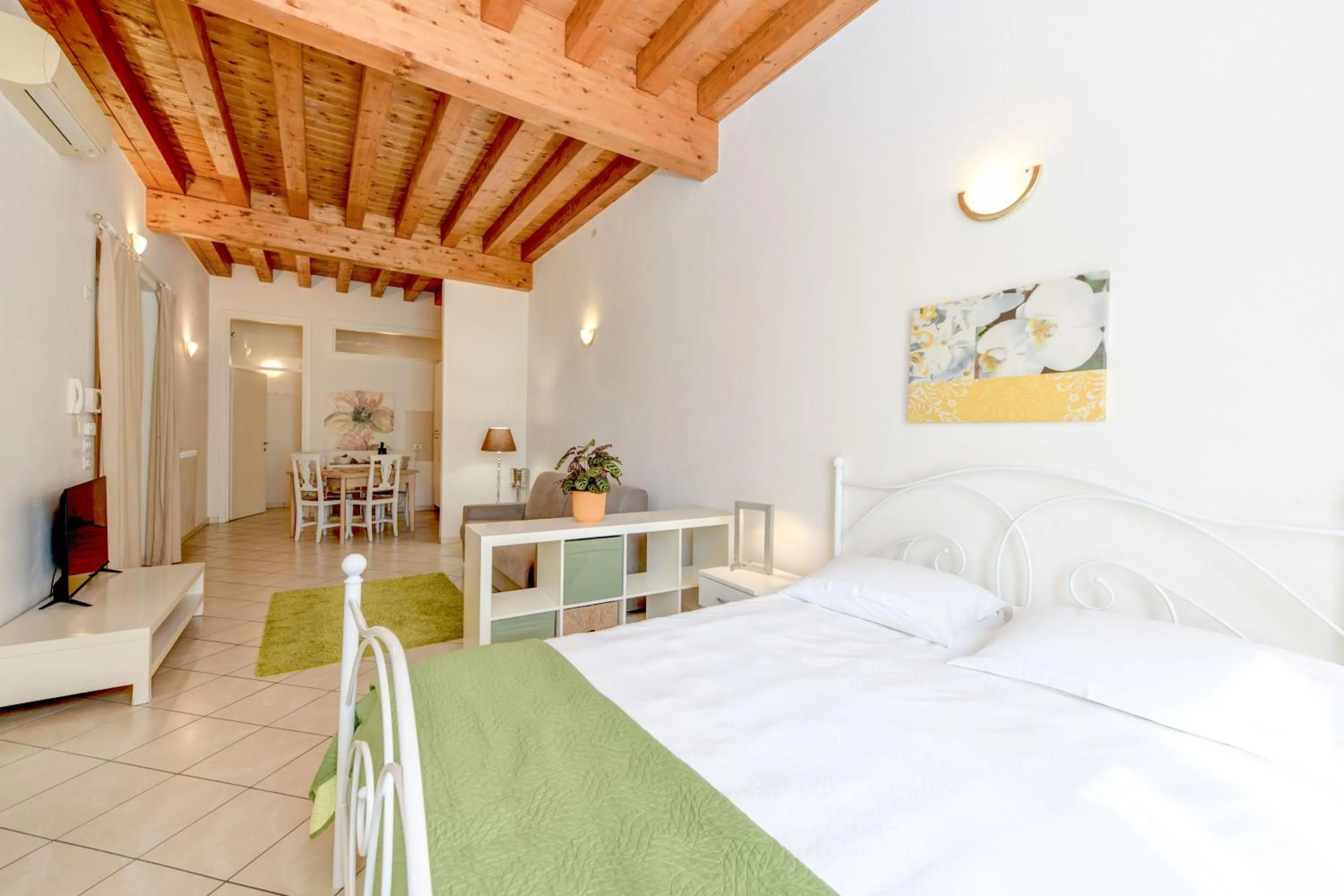 Photo of the whole room, Bed in Flowers Apartments