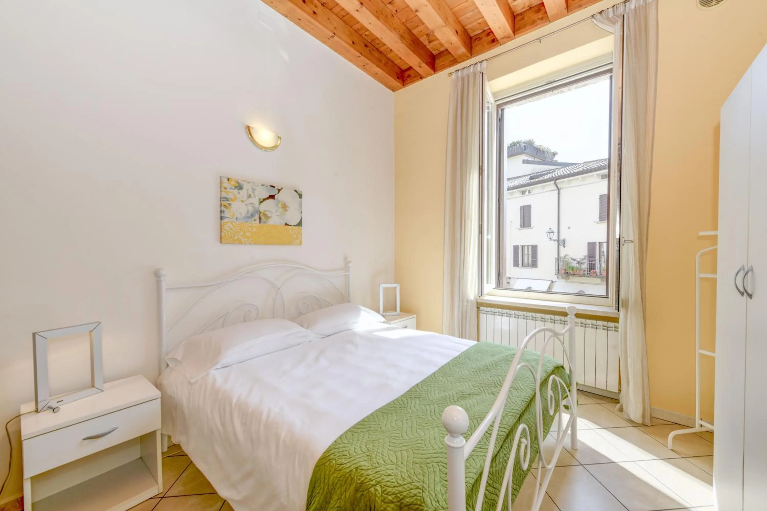 Photo of the whole room, Bed in Flowers Apartments