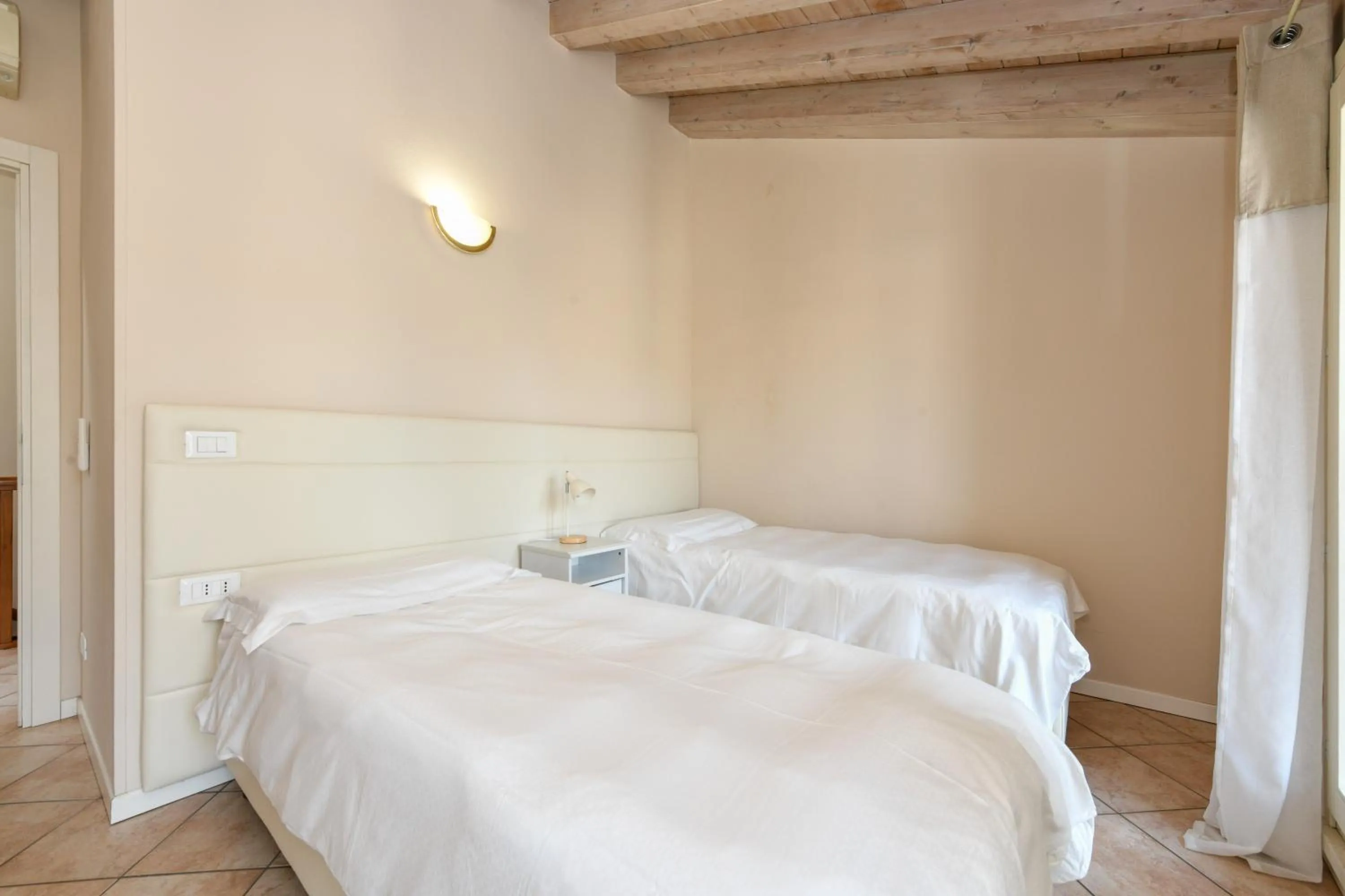 Photo of the whole room, Bed in Flowers Apartments