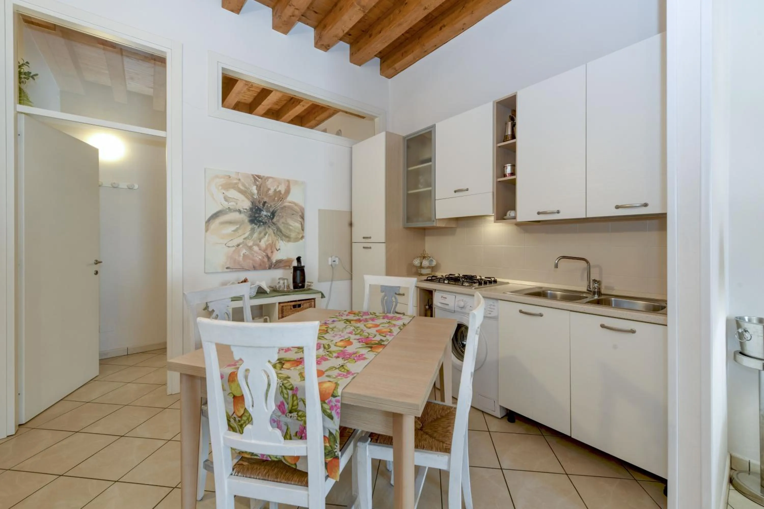 Kitchen or kitchenette in Flowers Apartments