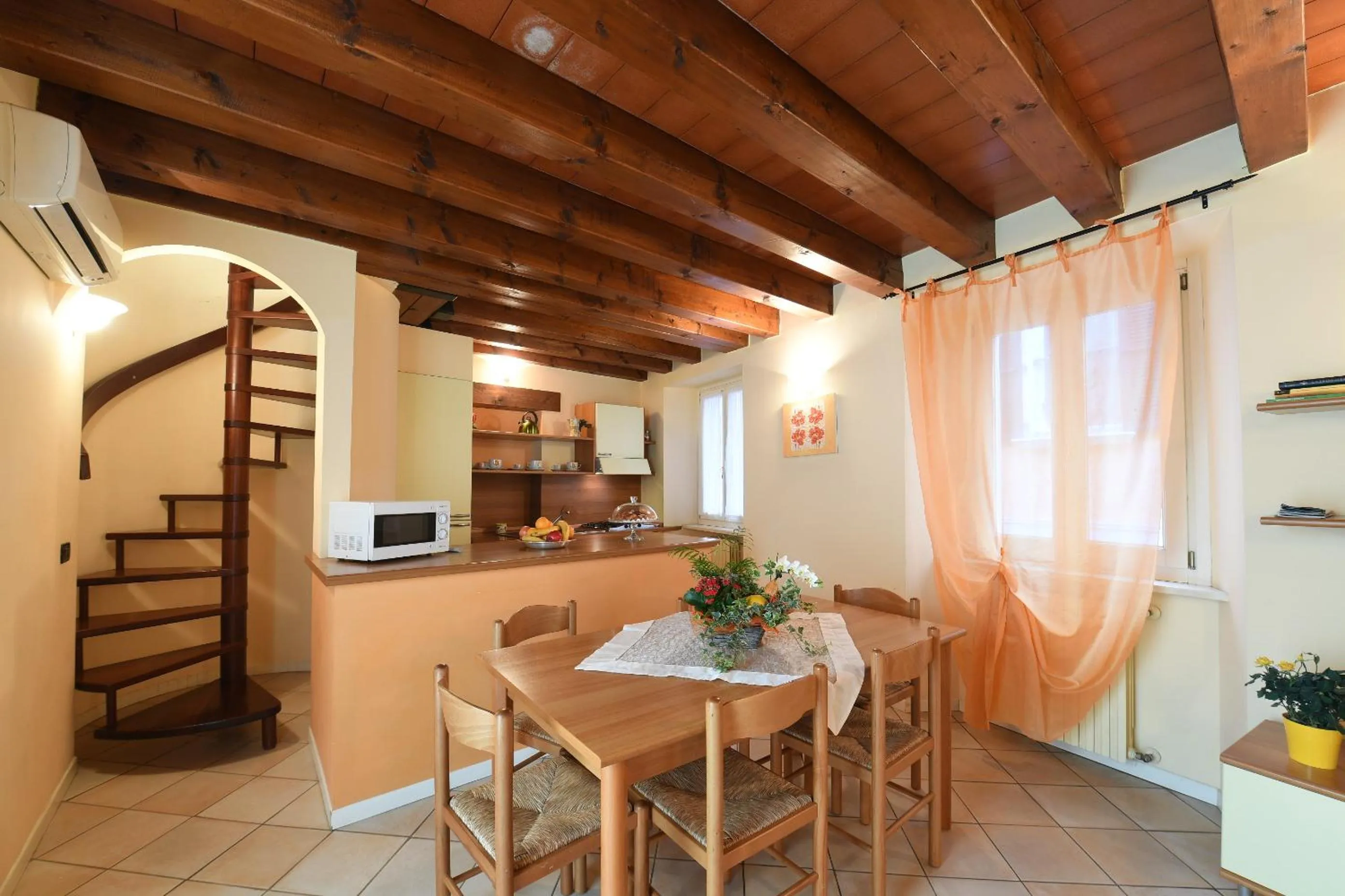 Kitchen or kitchenette in Flowers Apartments