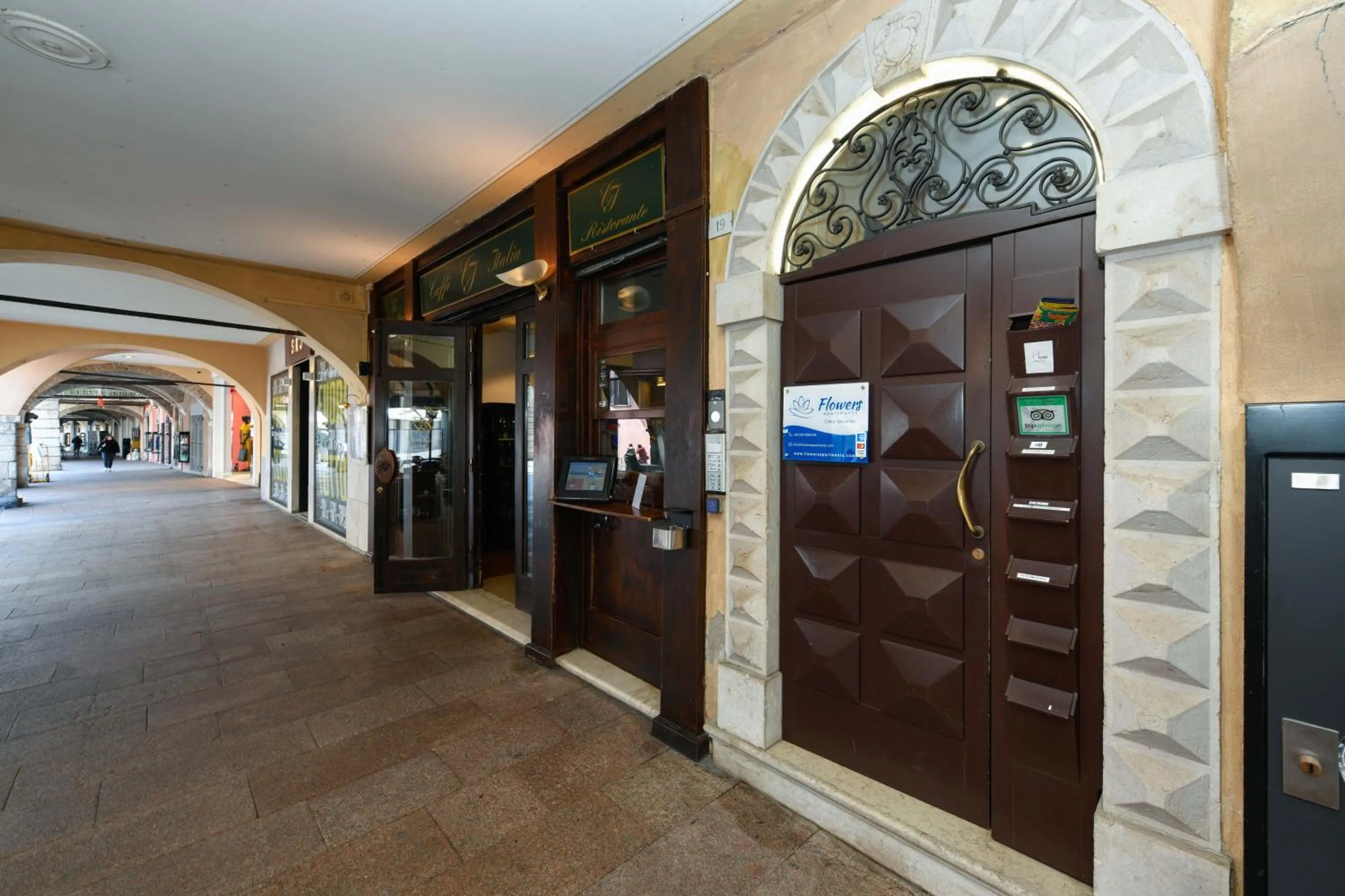 Facade/entrance in Flowers Apartments