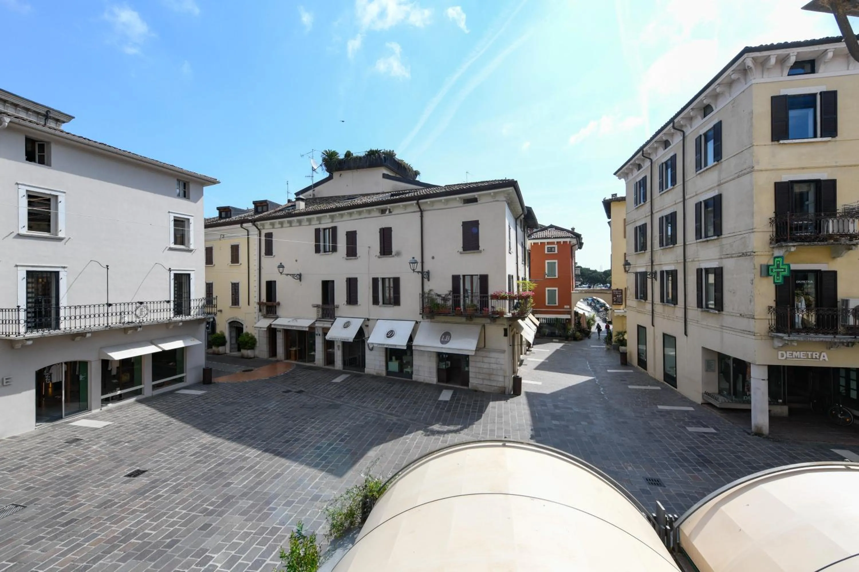 Neighbourhood in Flowers Apartments