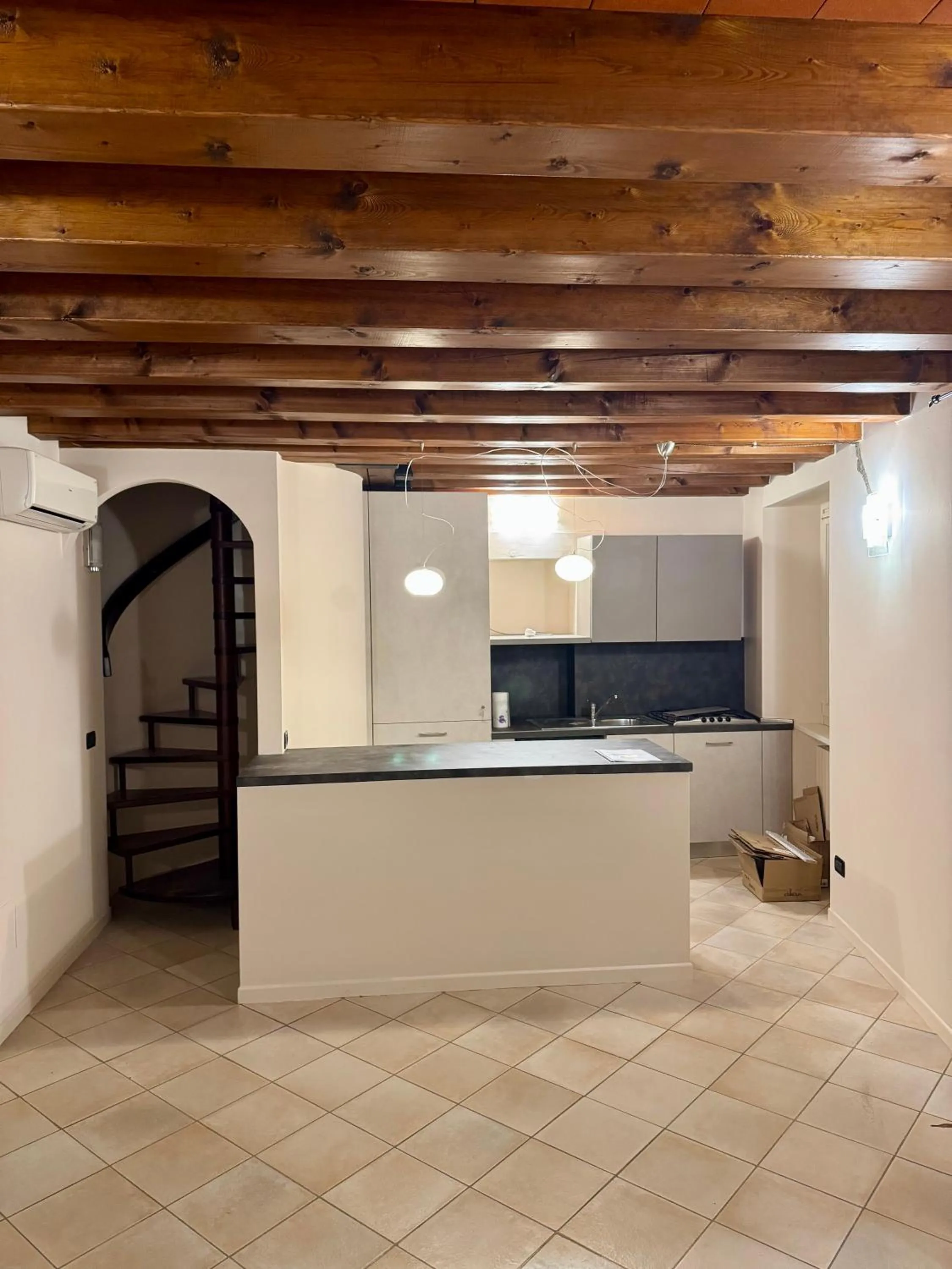 Kitchen or kitchenette in Flowers Apartments