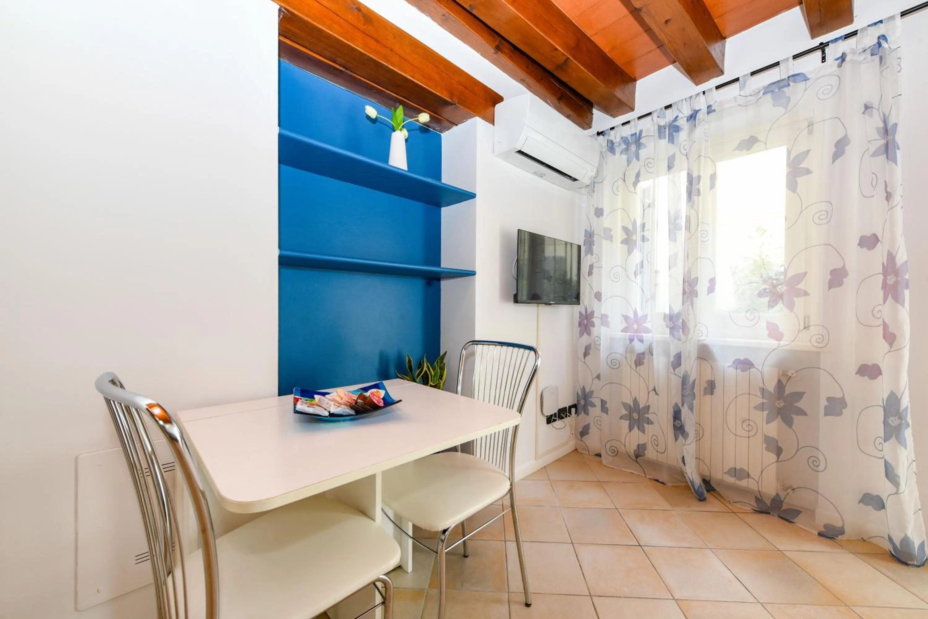 TV and multimedia in Flowers Apartments