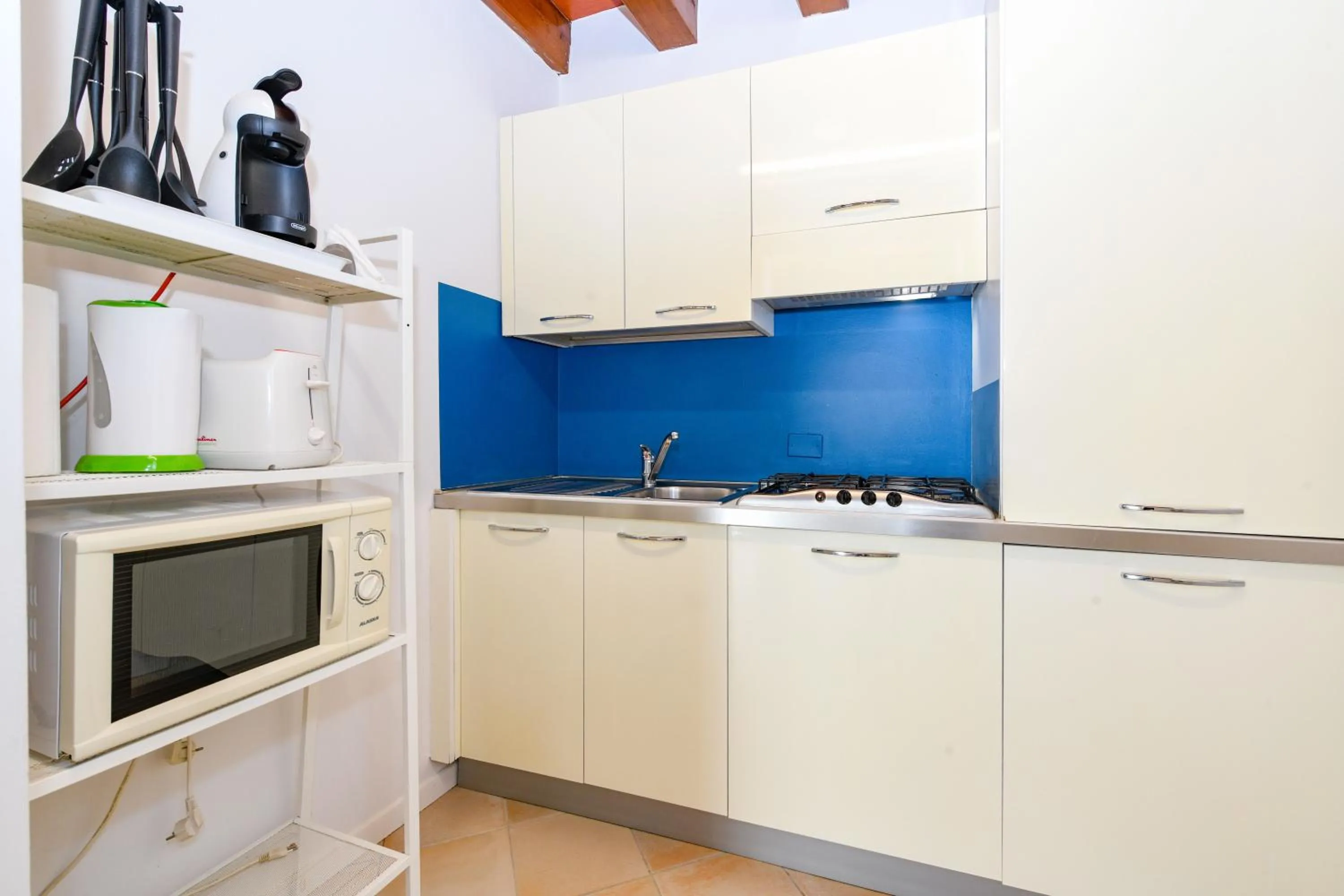 Coffee/tea facilities in Flowers Apartments