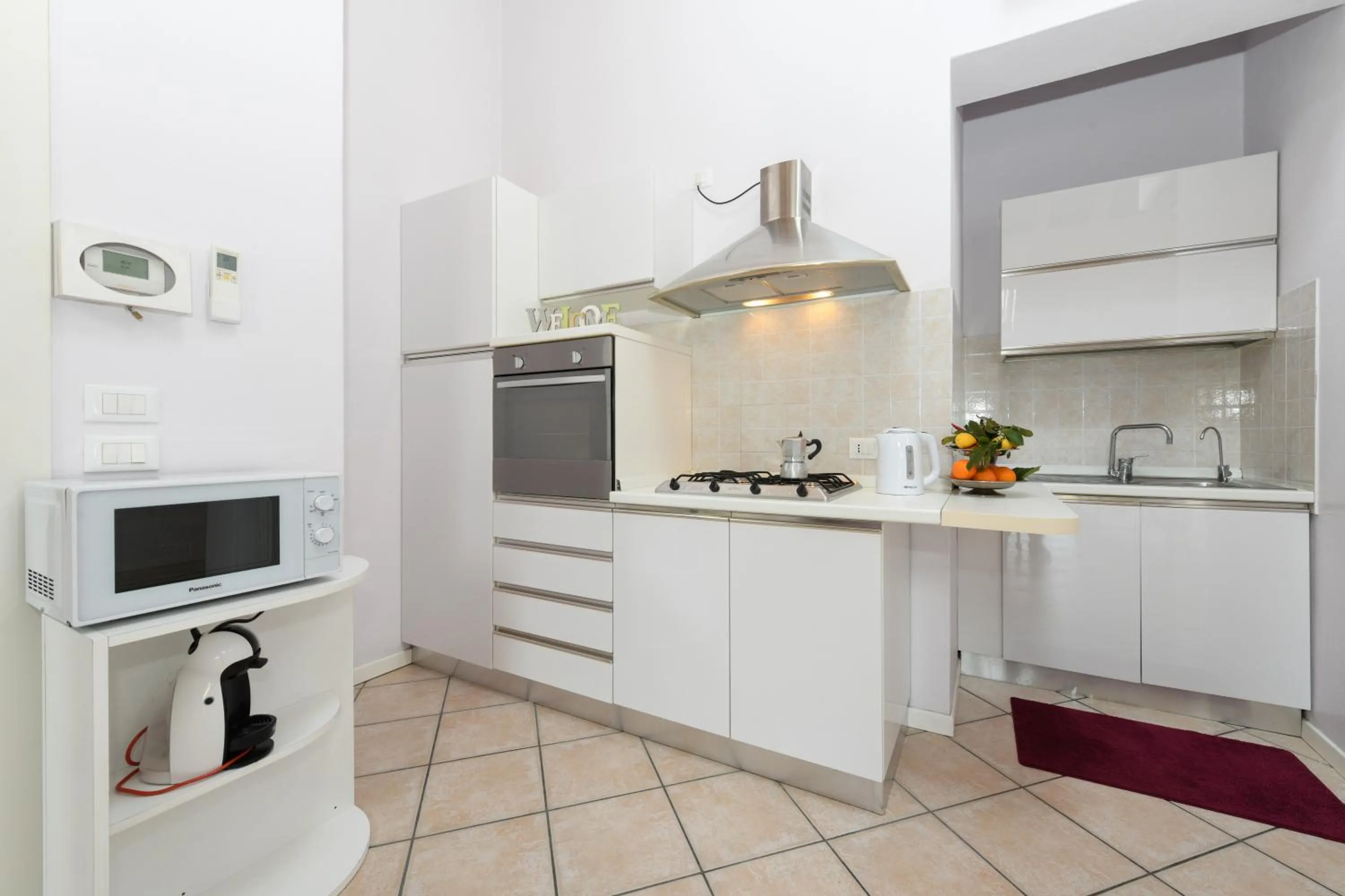 Kitchen or kitchenette in Flowers Apartments