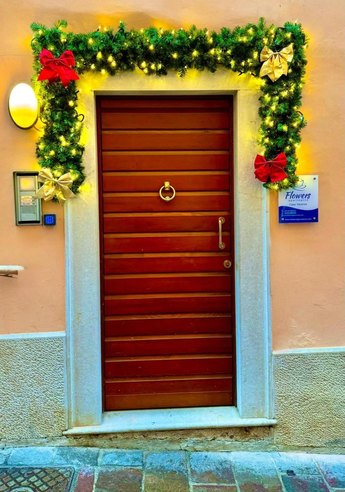 Facade/entrance in Flowers Apartments