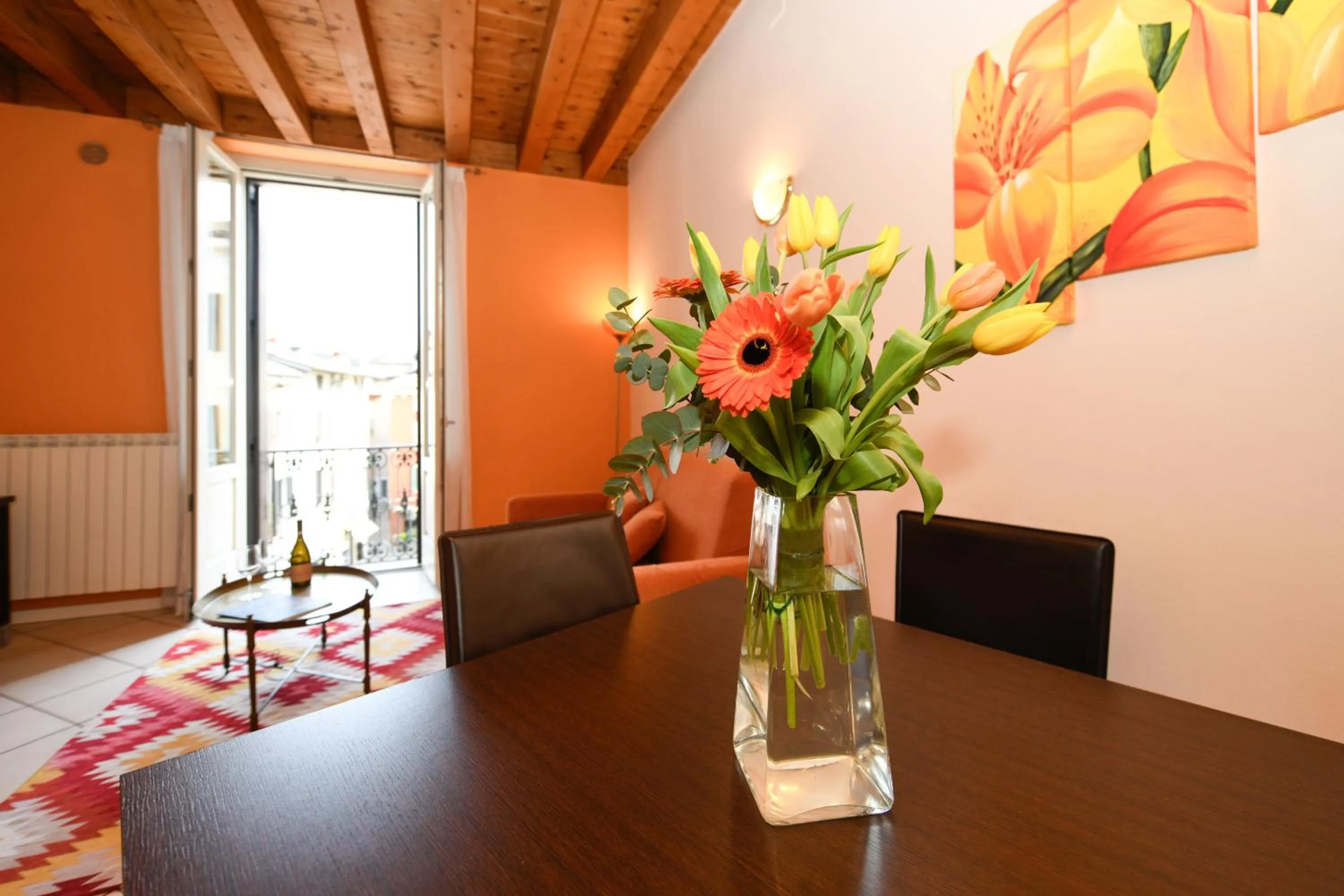 Seating area in Flowers Apartments