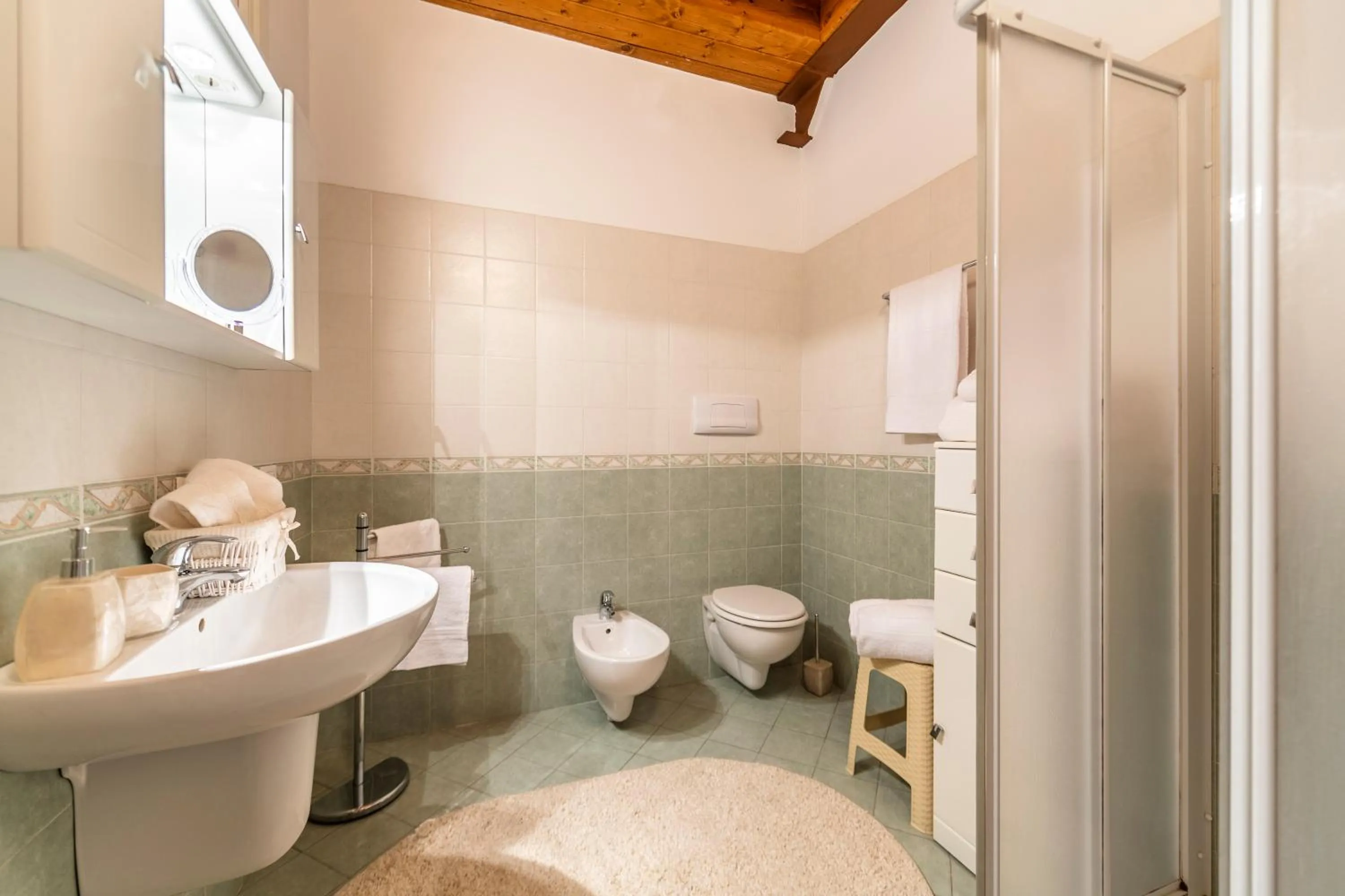 Shower in Flowers Apartments