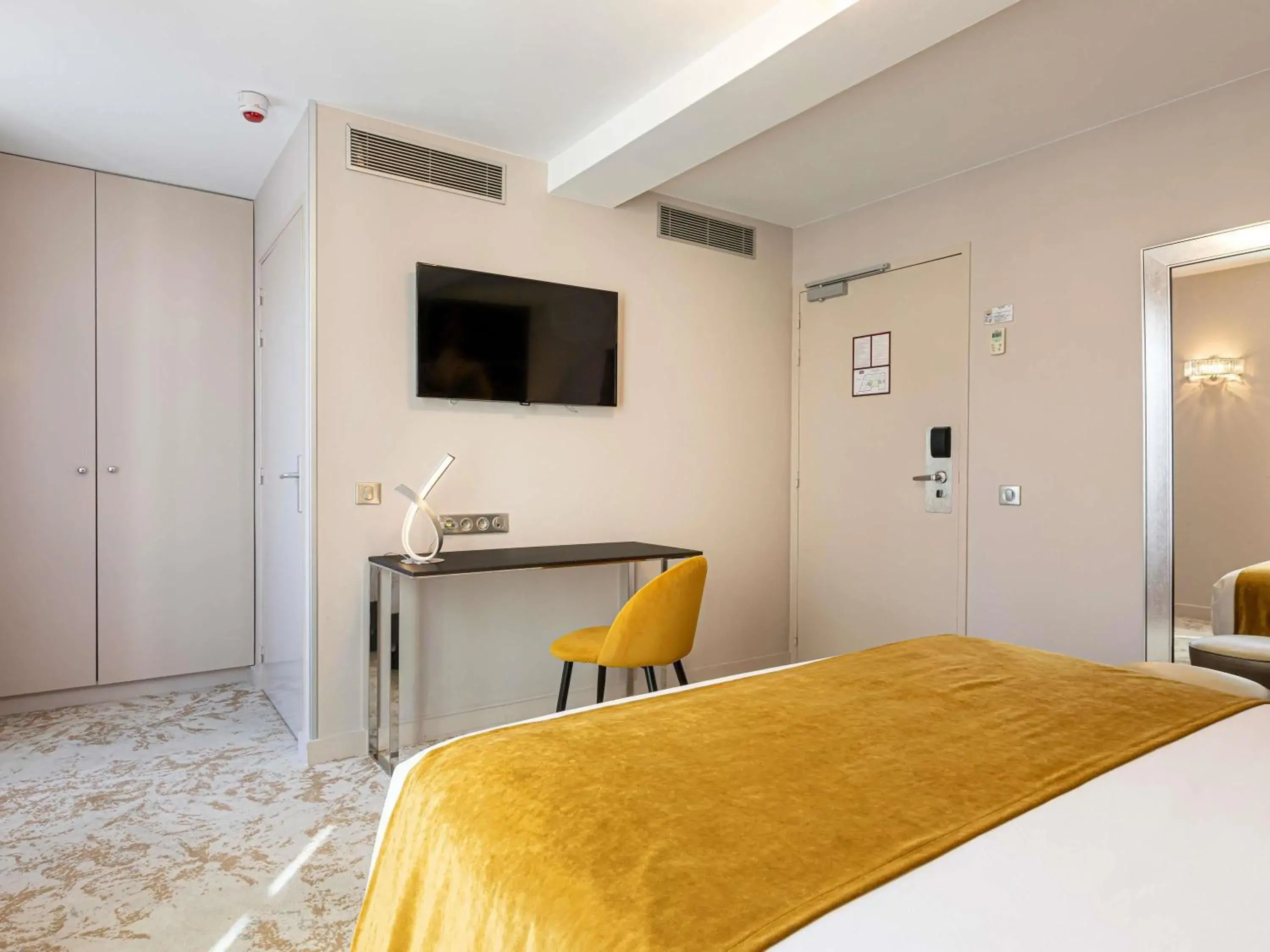 Bedroom, Bed in Mercure Paris Place d'Italie Bedroom, Bed in Mercure Paris Place d'Italie