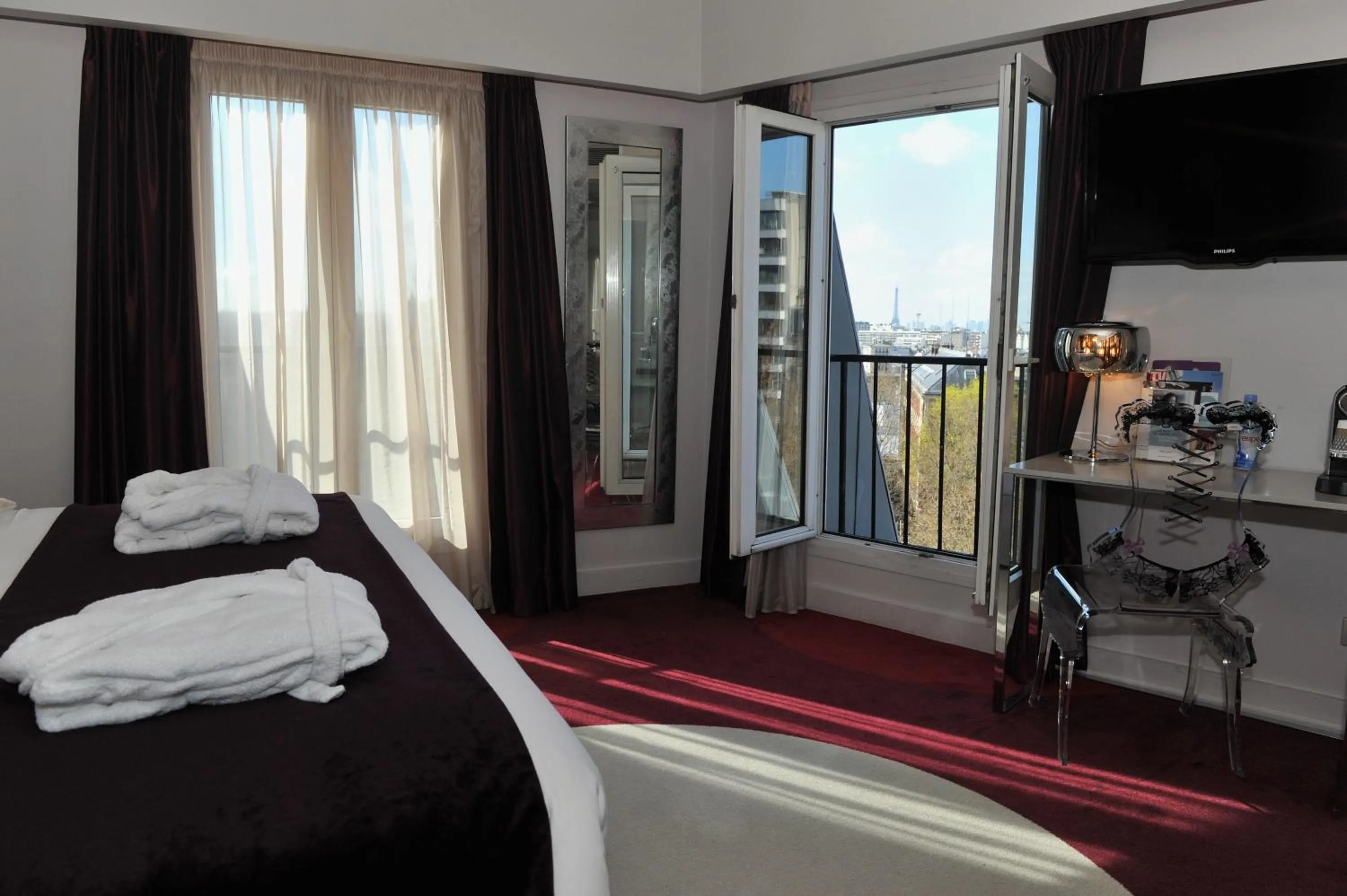 Photo of the whole room, Bed in Mercure Paris Place d'Italie