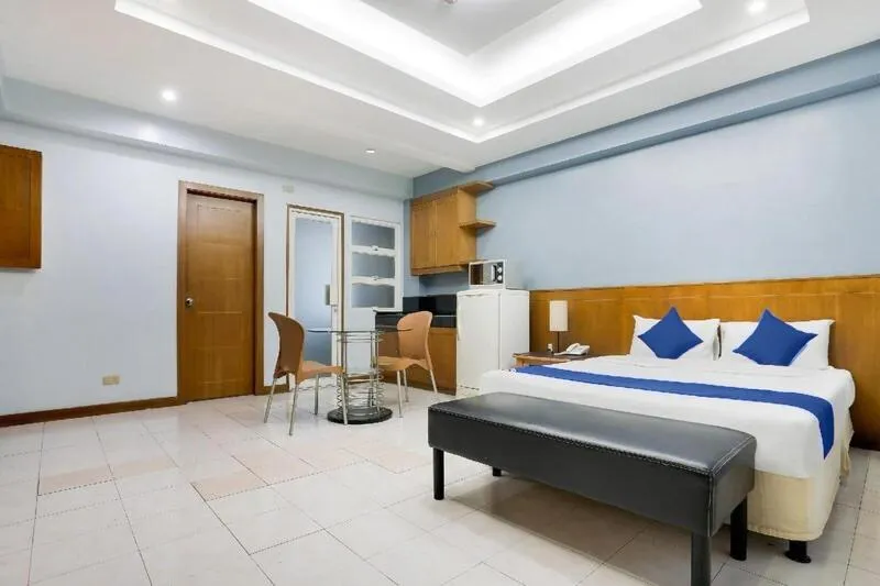 Photo of the whole room, Bed in Alley 8 Makati