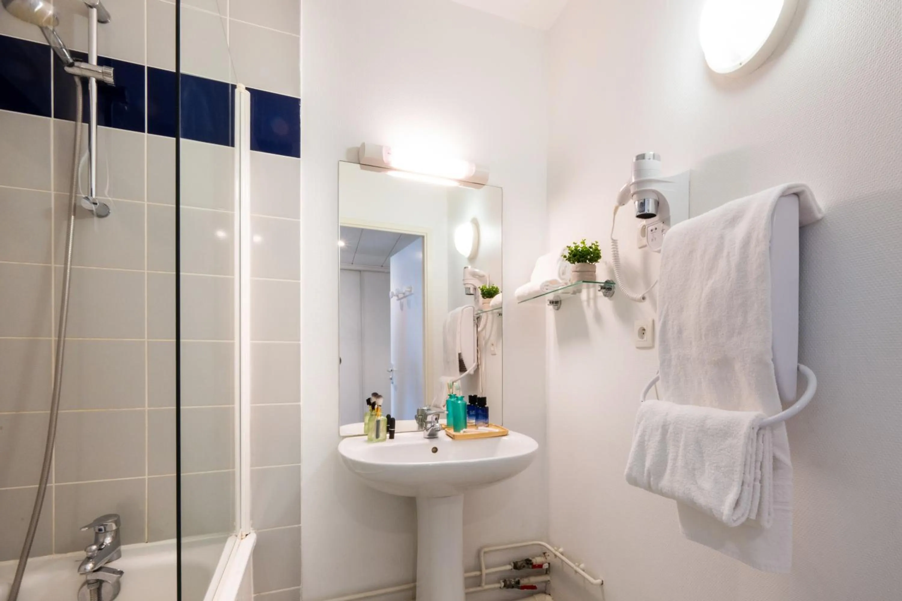 Bathroom in Nemea Appart Hotel Toulouse Aéroport