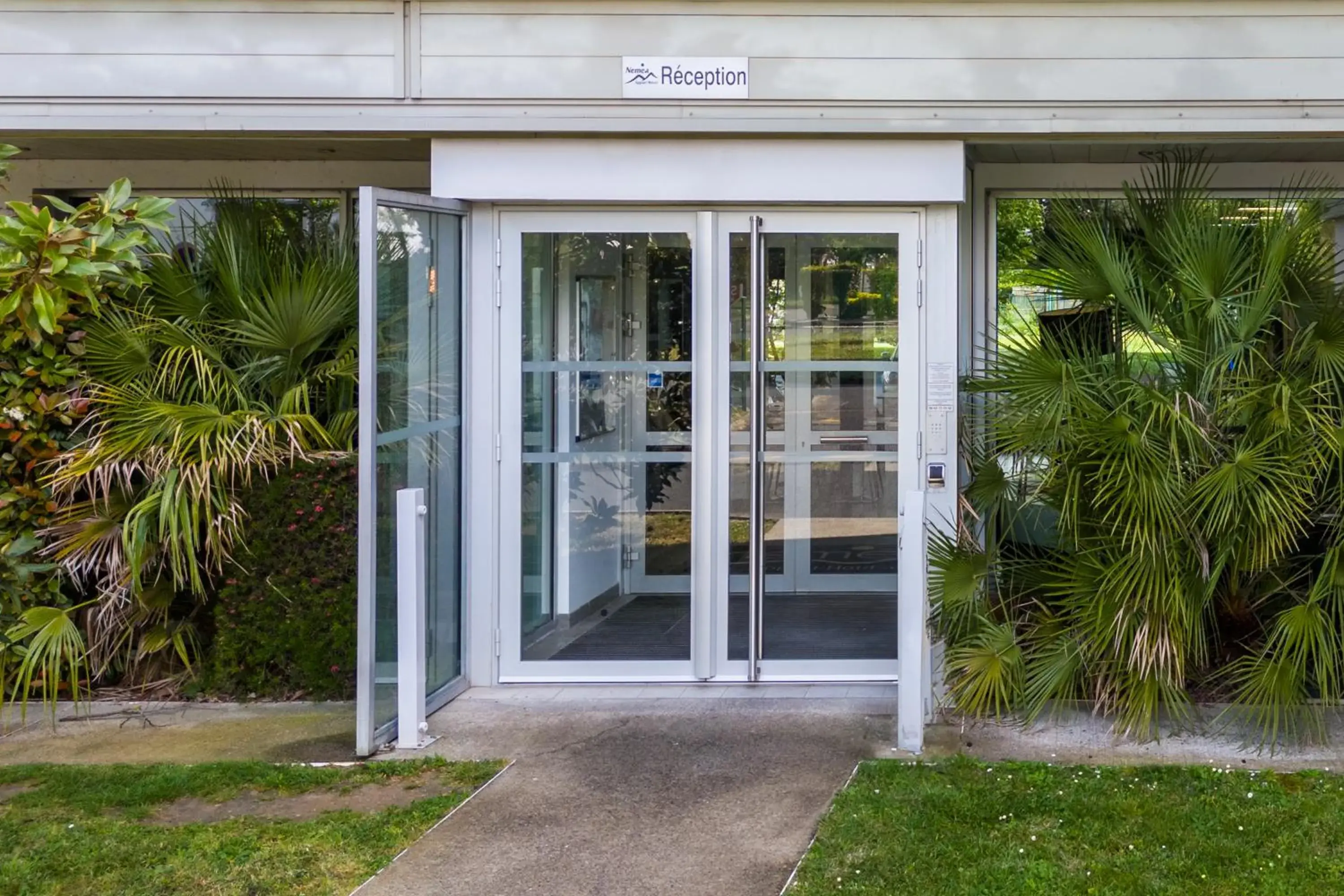 Property building in Nemea Appart Hotel Toulouse Aéroport Property building in Nemea Appart Hotel Toulouse Aéroport