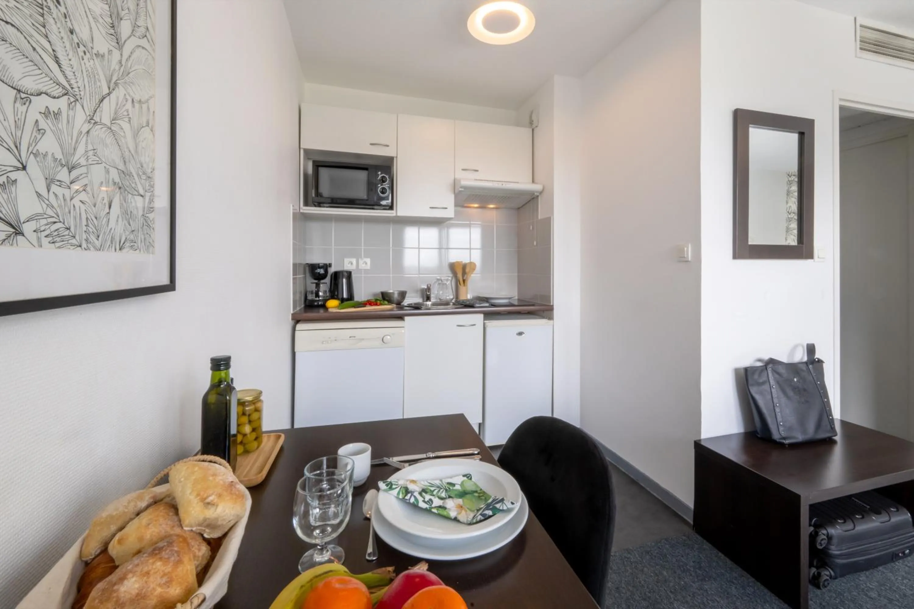 Dining area in Nemea Appart Hotel Toulouse Aéroport