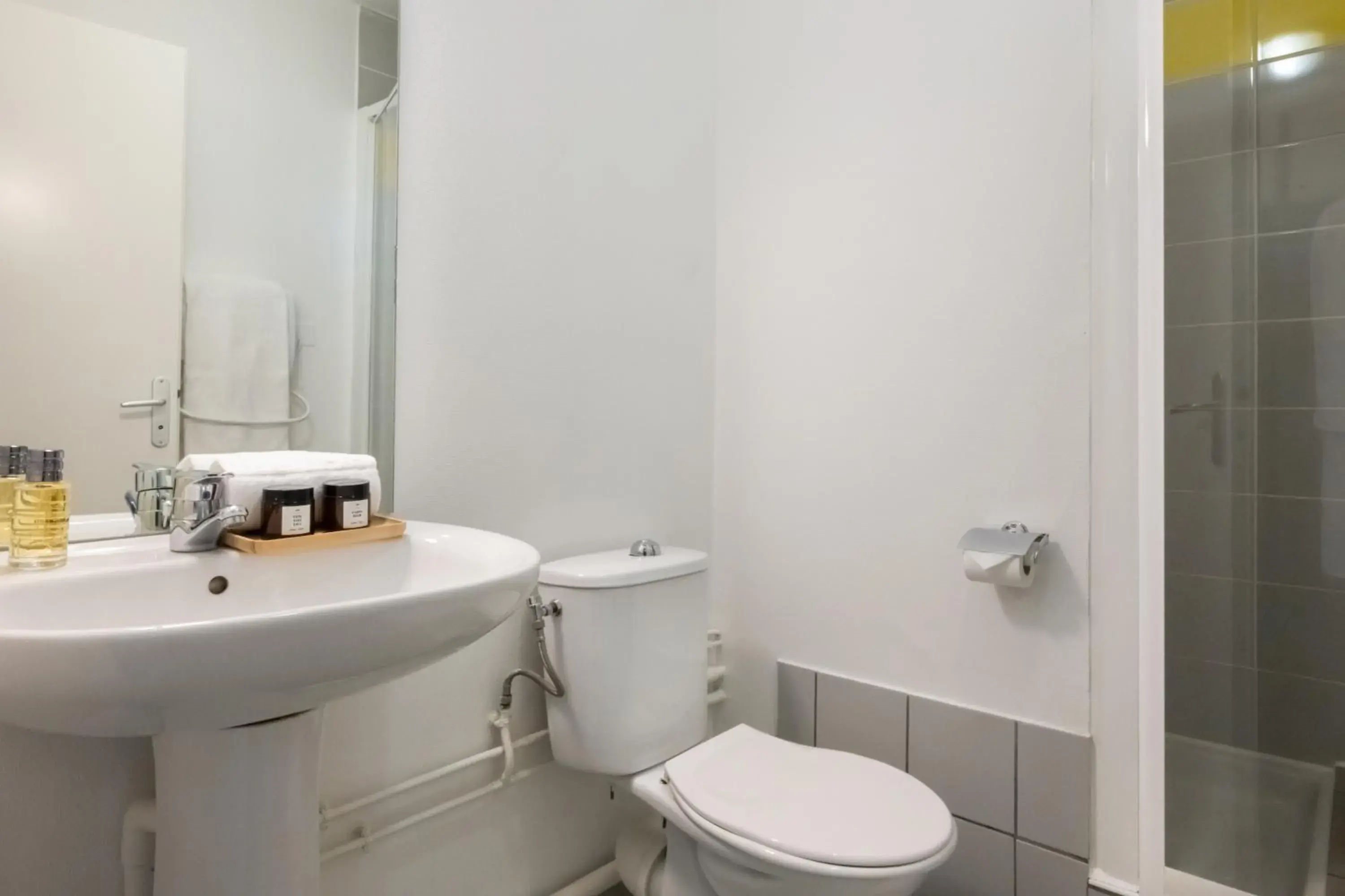 Bathroom in Nemea Appart Hotel Toulouse Aéroport Bathroom in Nemea Appart Hotel Toulouse Aéroport