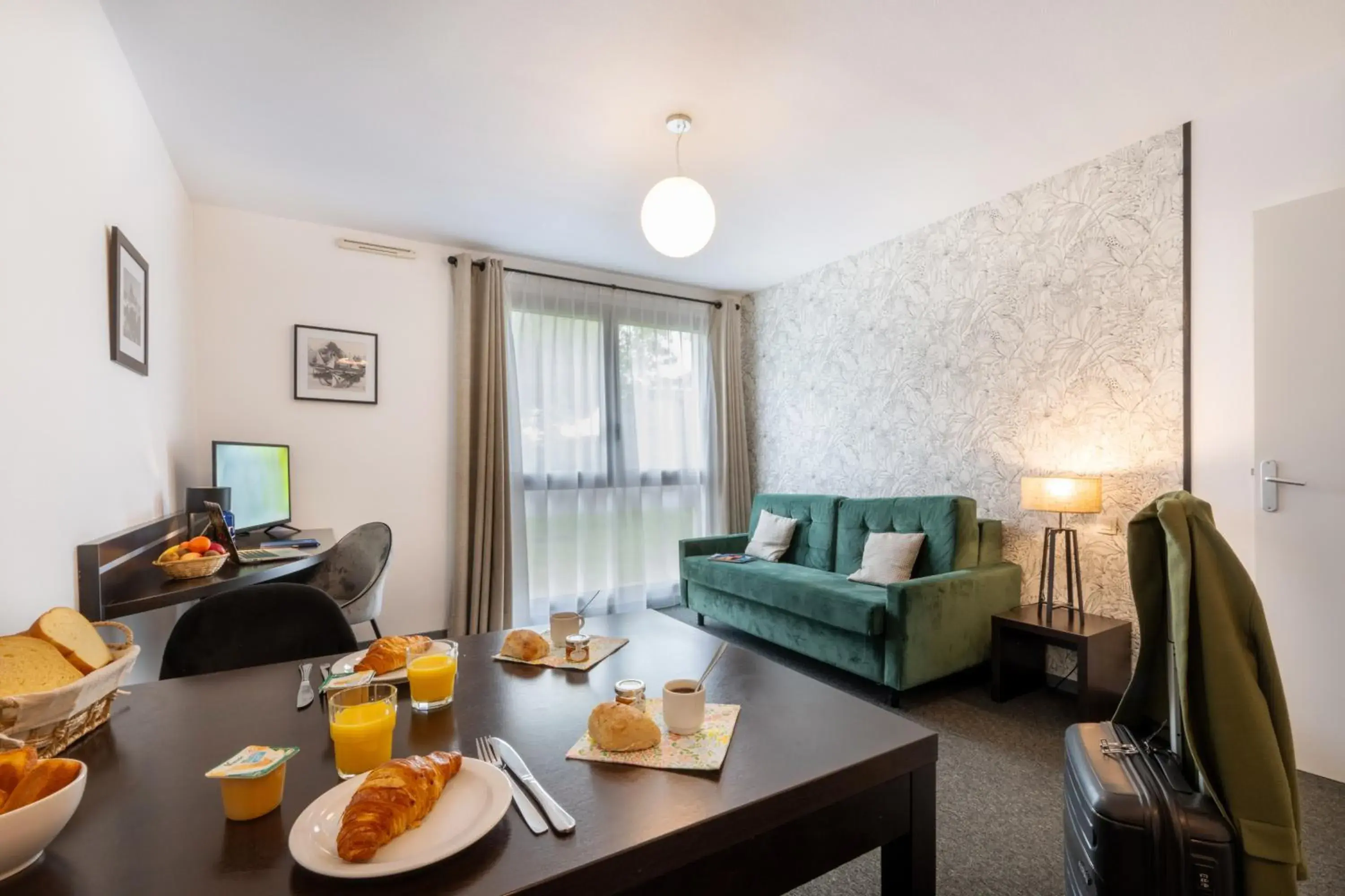 Dining area, Bed in Nemea Appart Hotel Toulouse Aéroport Dining area, Bed in Nemea Appart Hotel Toulouse Aéroport