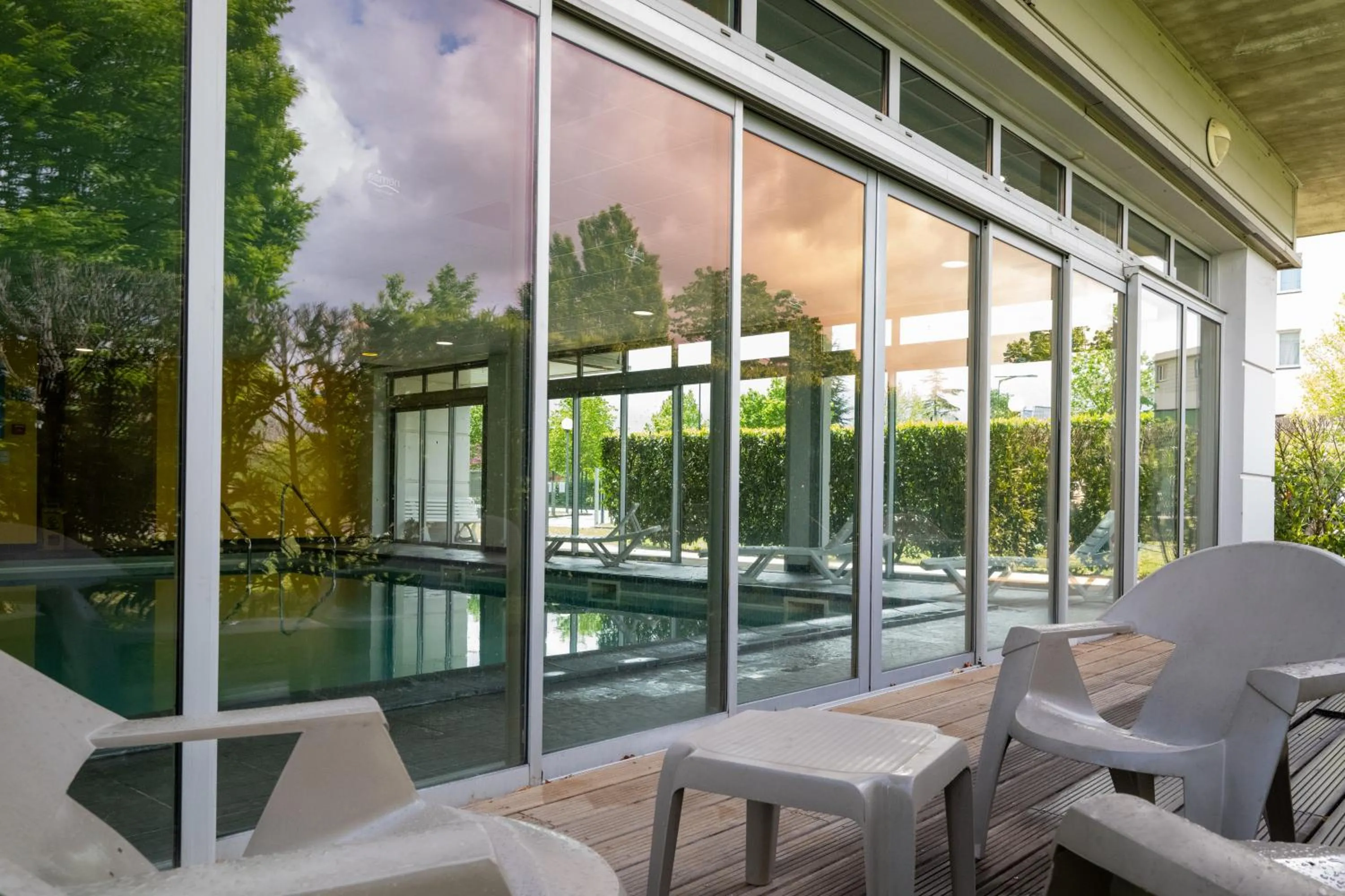 Swimming pool in Nemea Appart Hotel Toulouse Aéroport