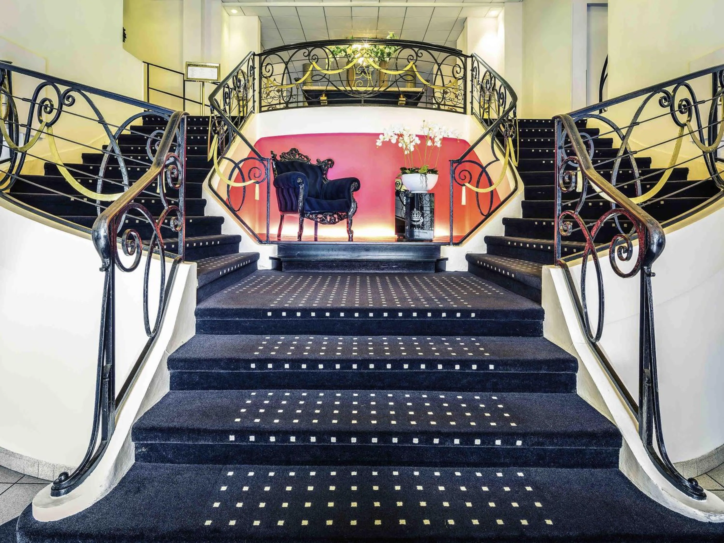 Restaurant/places to eat in Mercure Lourdes Impérial