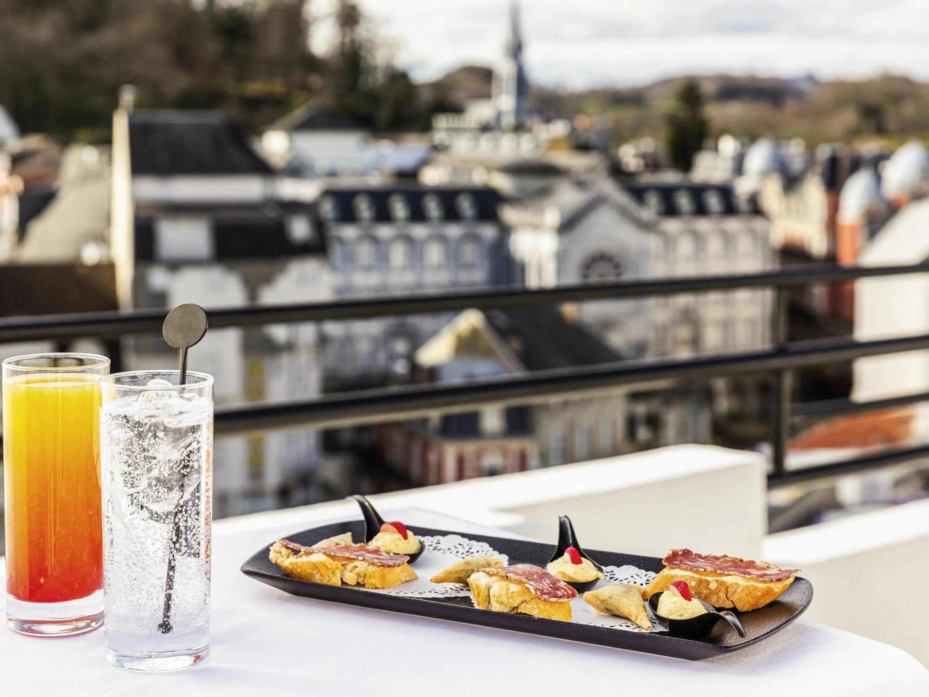 Restaurant/places to eat in Mercure Lourdes Impérial