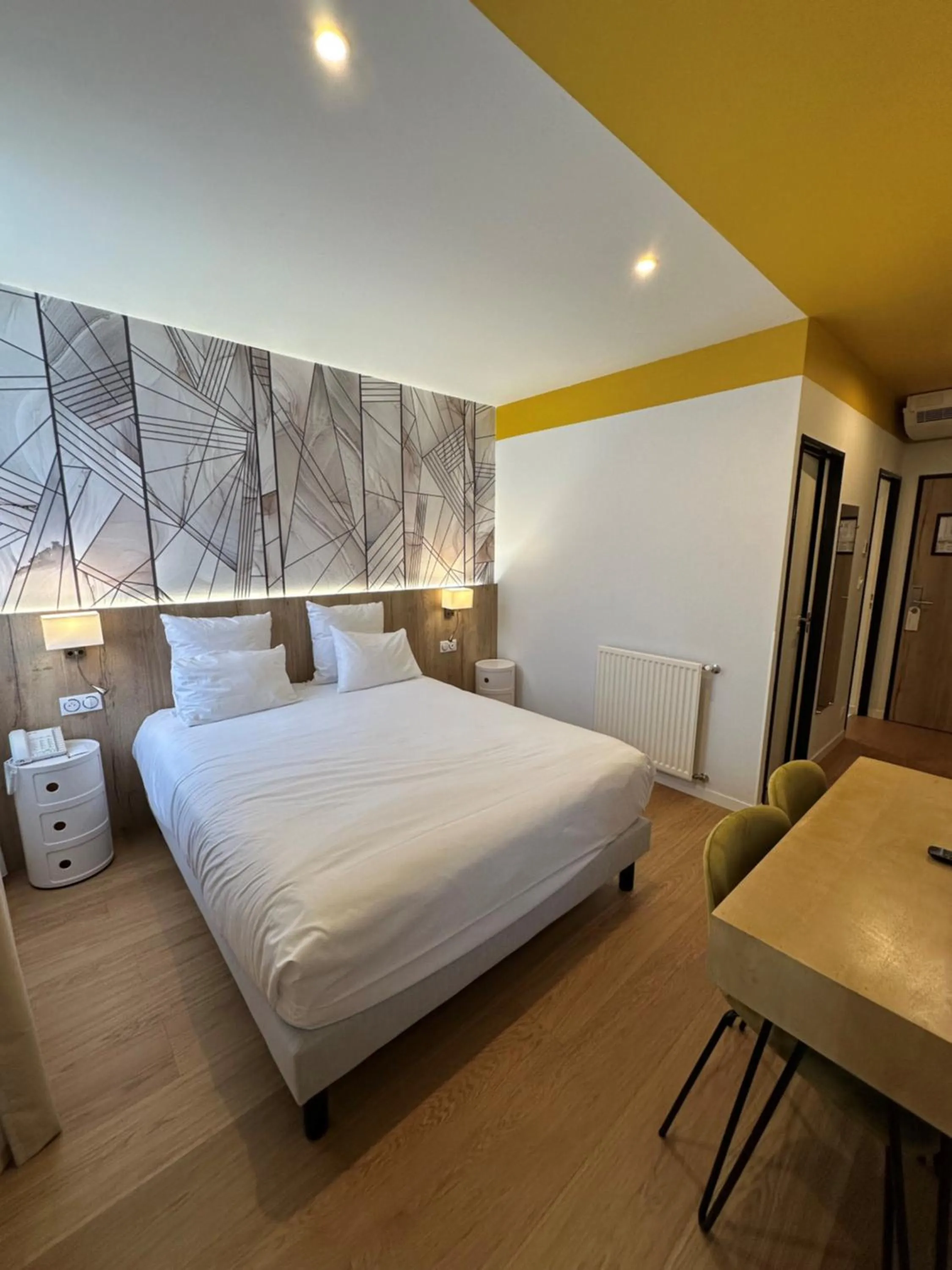 Bed in Mercure Lourdes Impérial