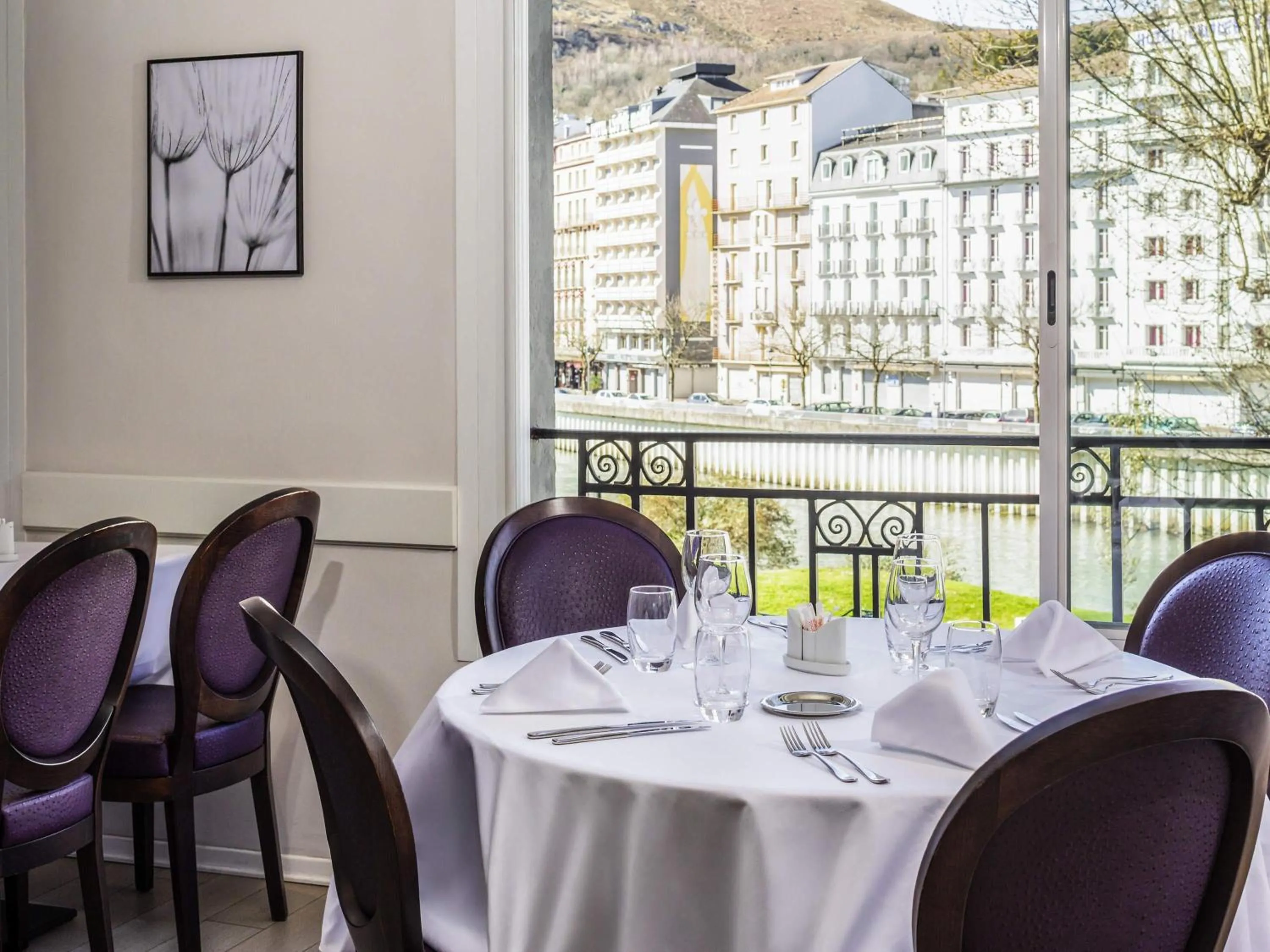 Restaurant/places to eat in Mercure Lourdes Impérial