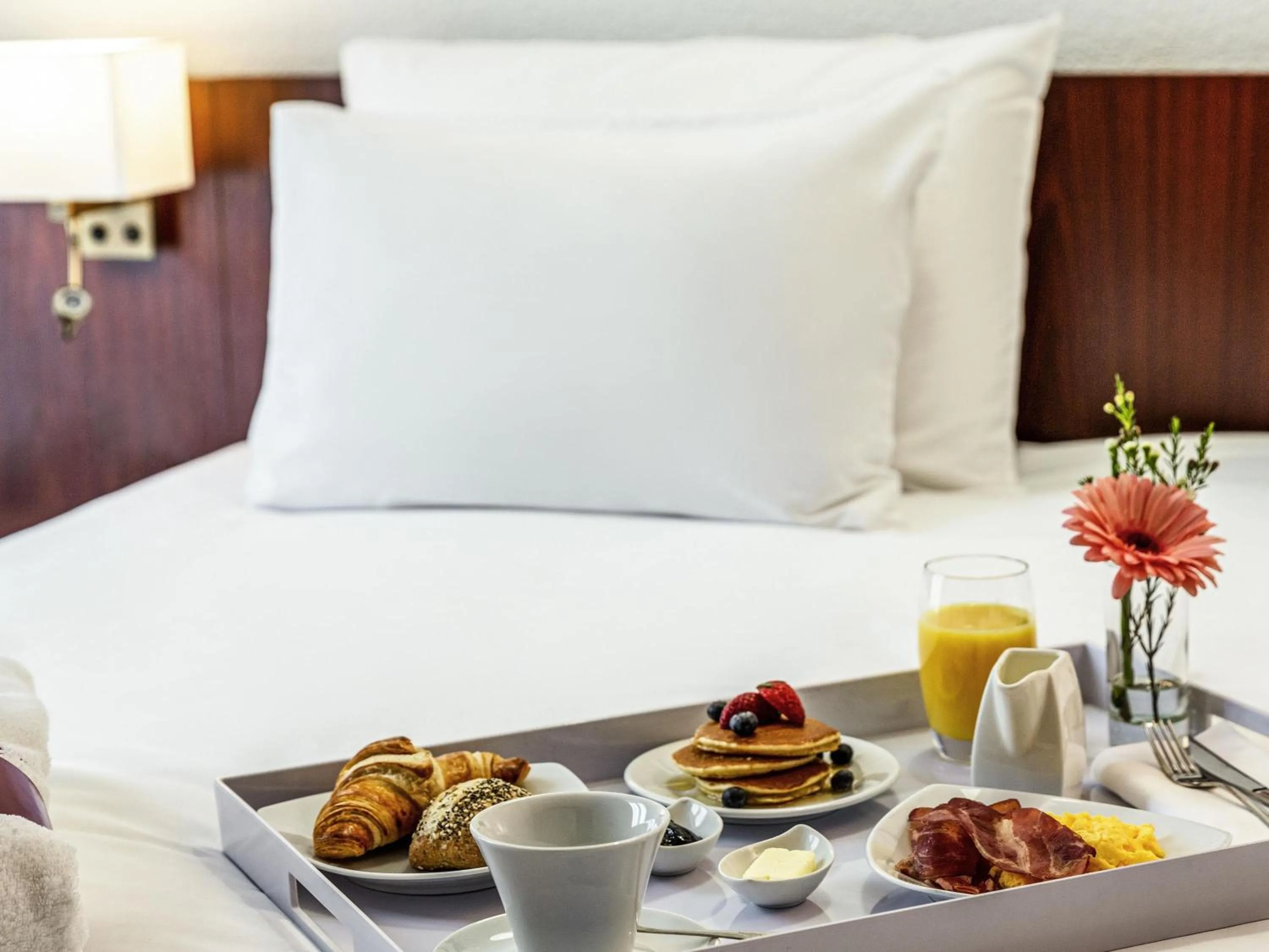 Bedroom, Bed in Mercure Lourdes Impérial